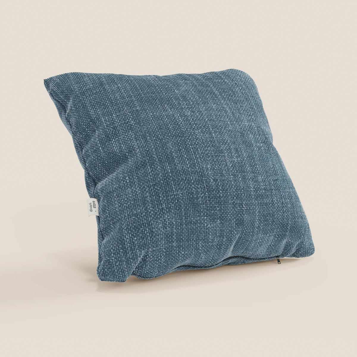 Il cuscino Lyon di divitt.sbs, 45x45 cm in T06 azzurro, è caratterizzato da un tessuto morbido intrecciato impermeabile, da una texture sottile, da una piccola etichetta laterale bianca e da una cerniera sul fondo, in posizione verticale su uno sfondo beige chiaro.
