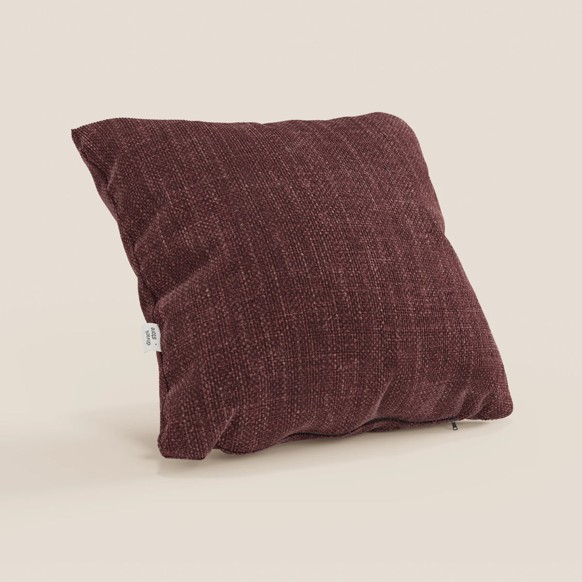 Il cuscino quadrato Lyon 45x45 cm in T06 rosso di divitt.sbs, realizzato in morbido tessuto intrecciato impermeabile, è appoggiato su una superficie beige chiaro. Con una targhetta bianca, il cuscino irradia morbidezza e stile.