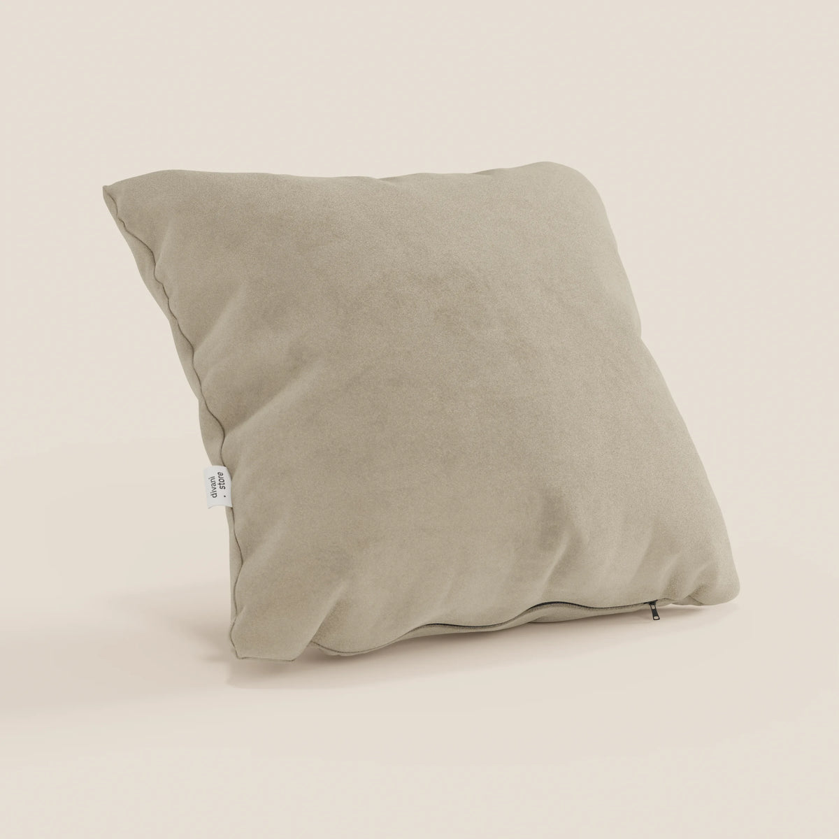 Il cuscino Jazz di divitt.sbs in T11 beige (45x45 cm) si erge su uno sfondo bianco sporco. Realizzato in microfibra tecnica smacchiabile, ha una finitura morbida, pieghe sottili, un'etichetta laterale bianca e una cerniera sul fondo.
