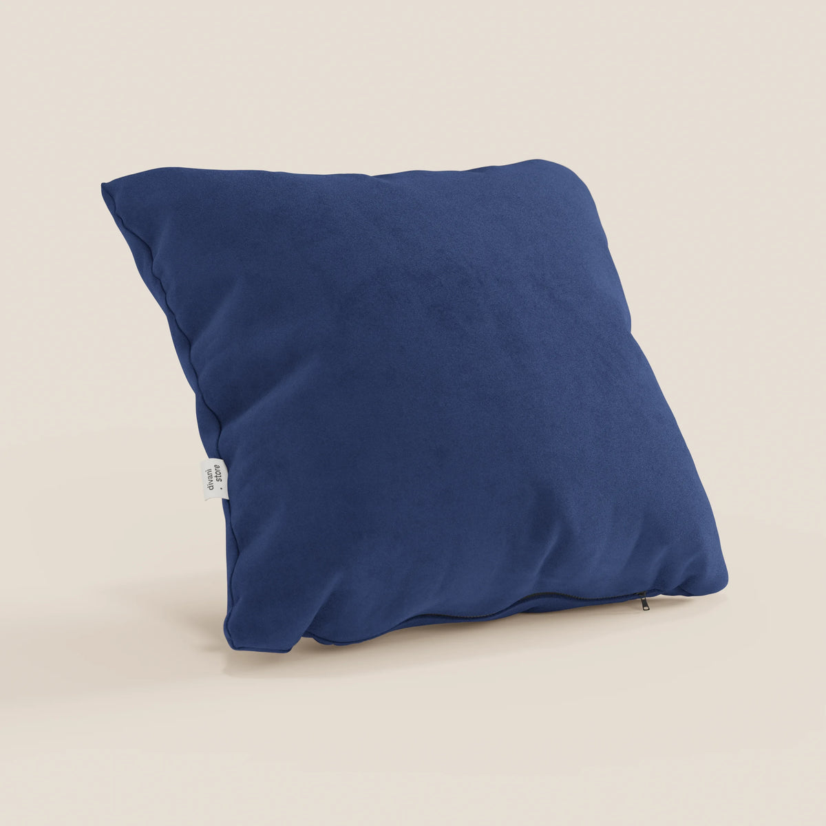 Il cuscino Jazz di divitt.sbs, qui presentato nel colore T11 blu, è caratterizzato da una microfibra tecnica smacchiabile per un aspetto morbido e vellutato. Questo cuscino decorativo blu intenso combina stile e durata, perfetto su uno sfondo bianco sporco.