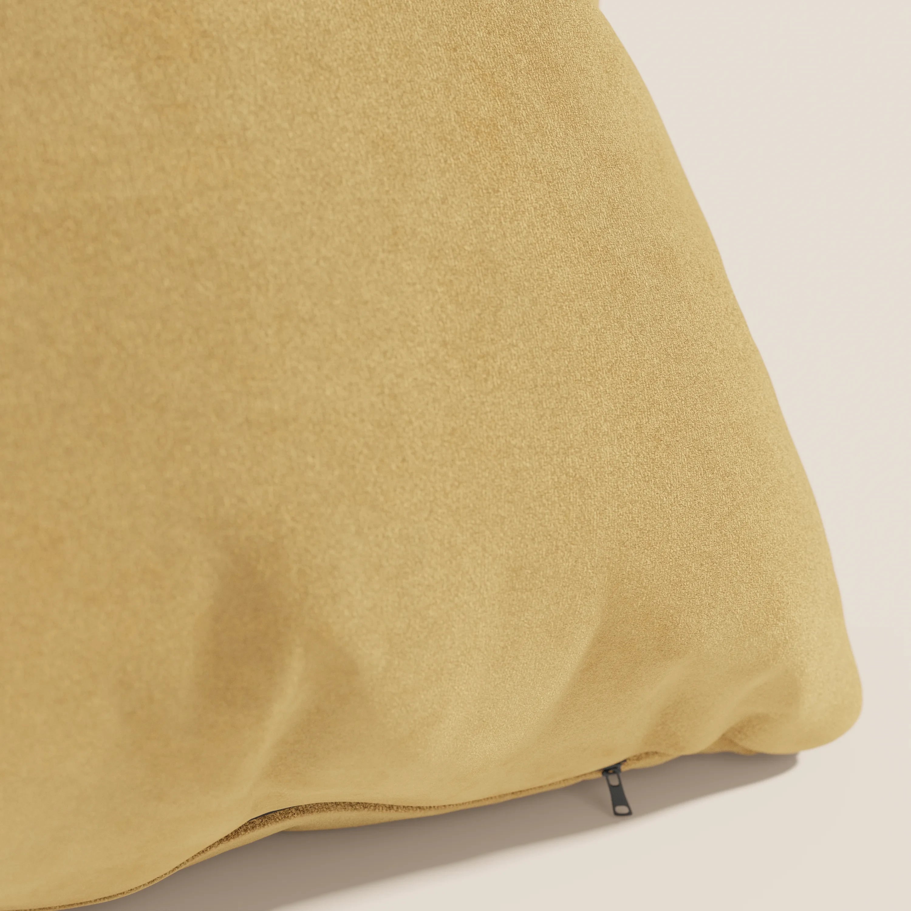 Un primo piano del cuscino Jazz di divitt.sbs, presentato in smacchiabile T11 giallo microfibra tecnica con una piccola cerniera nera. La sua texture morbida risalta su uno sfondo neutro, aggiungendo eleganza a qualsiasi arredamento.