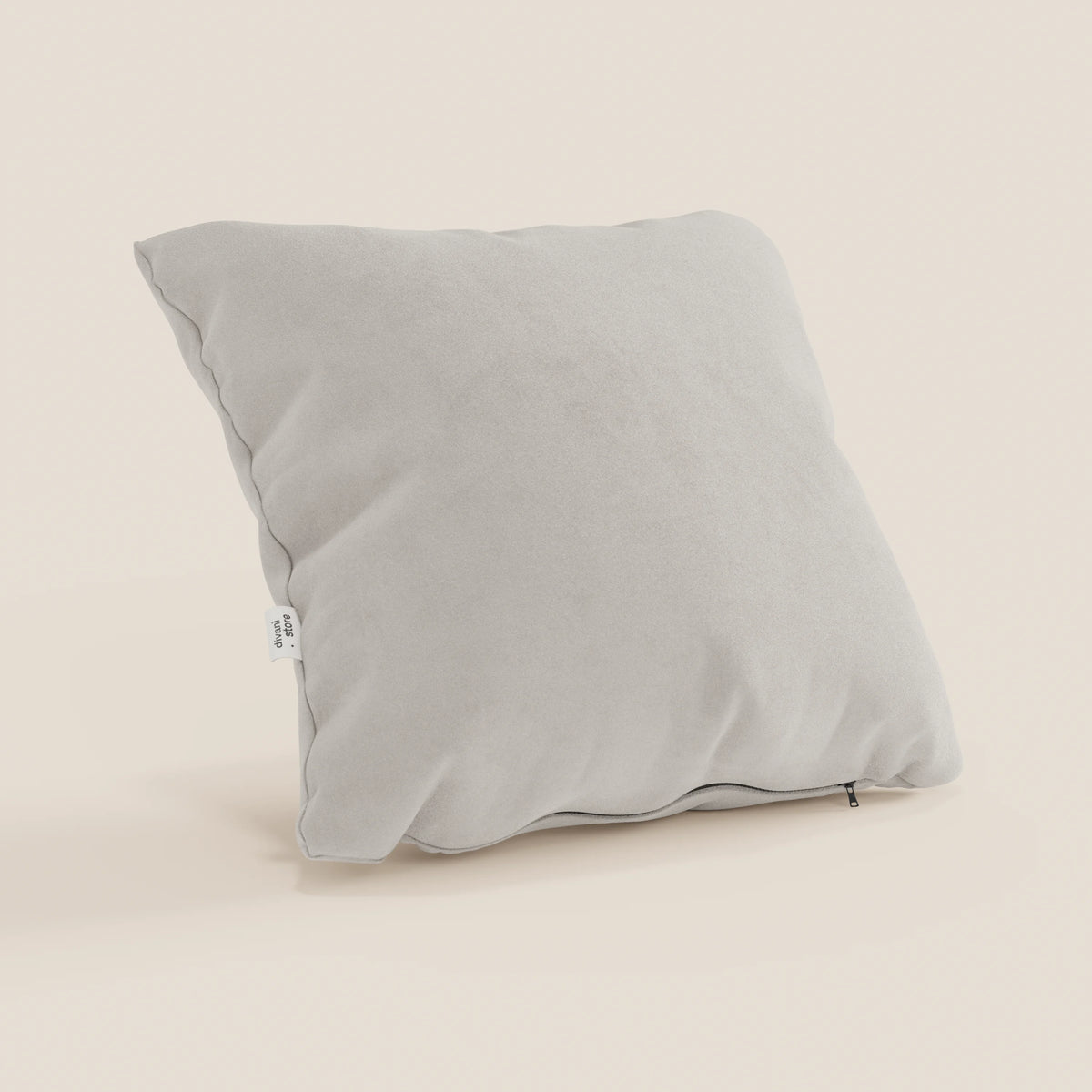 Il cuscino Jazz di divitt.sbs, presentato in microfibra antimacchia Panna T11, ha un design morbido e squadrato con una piccola etichetta bianca e una cerniera sul fondo, che combina stile e comfort per il vostro arredamento. Disponibile in vari colori.