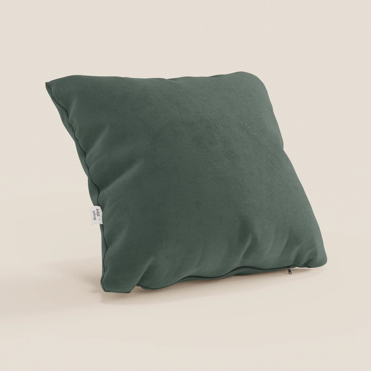 Il cuscino Jazz di divitt.sbs, nel formato 45x45 e T11 verde, è caratterizzato da un tessuto in microfibra tecnica smacchiabile, un tocco morbido e vellutato, una piccola etichetta bianca sul lato e cuciture a vista sul fondo bianco sporco.