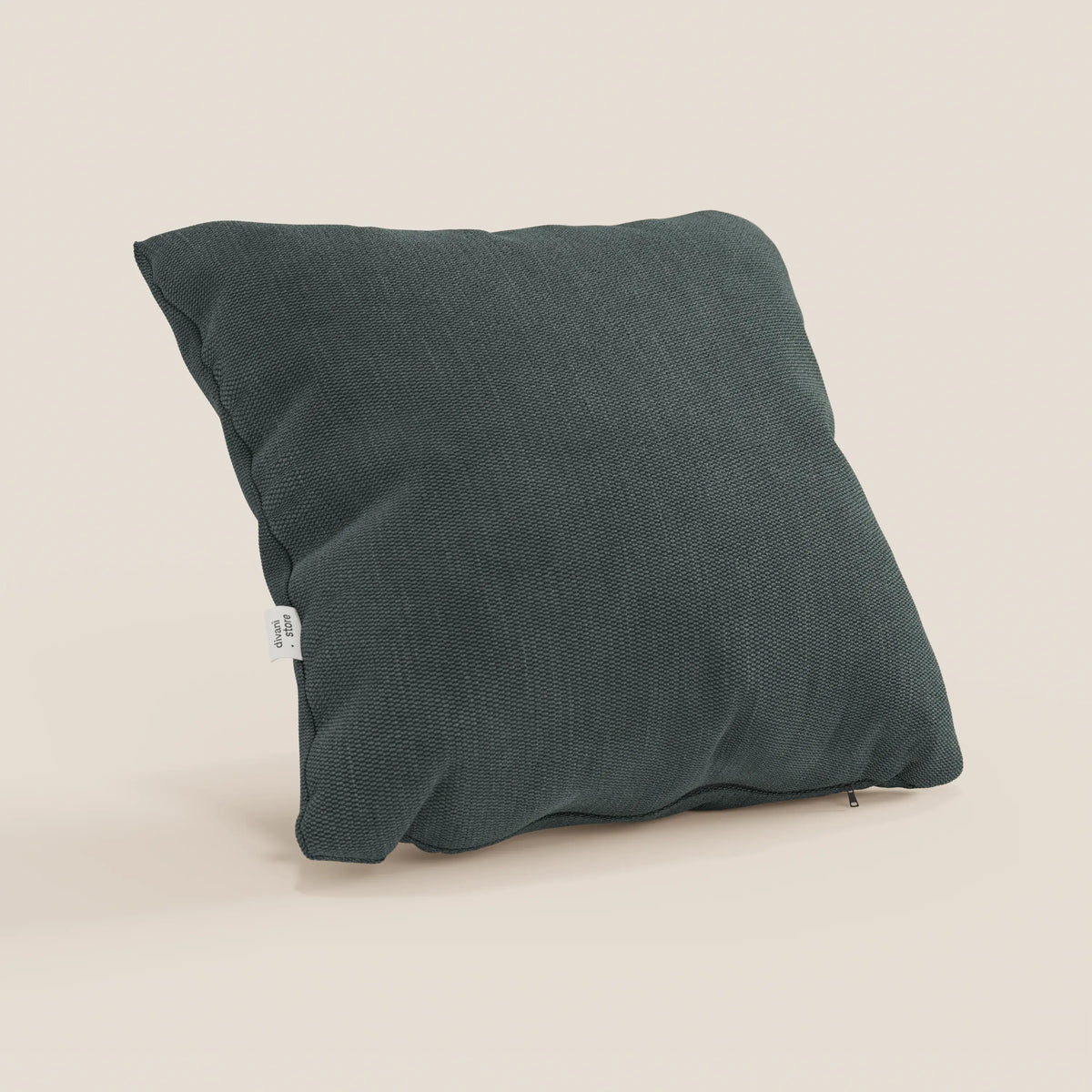 Un cuscino Miami 45x45 cm in morbido tessuto impermeabile T14 verde di divitt.sbs è posizionato in verticale su un fondo beige chiaro, con una sottile trama intrecciata e una piccola etichetta in tessuto bianco attaccata vicino alla cucitura.