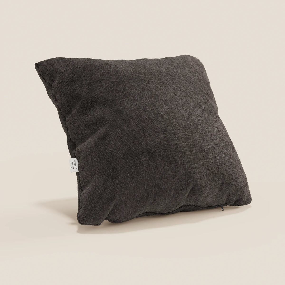 Bolero cuscino nero quadrato di divitt.sbs, in morbido tessuto T31 antimacchia, impermeabile e non restringente, con una piccola etichetta bianca su una cucitura e una cerniera parzialmente visibile sul bordo inferiore su sfondo chiaro.
