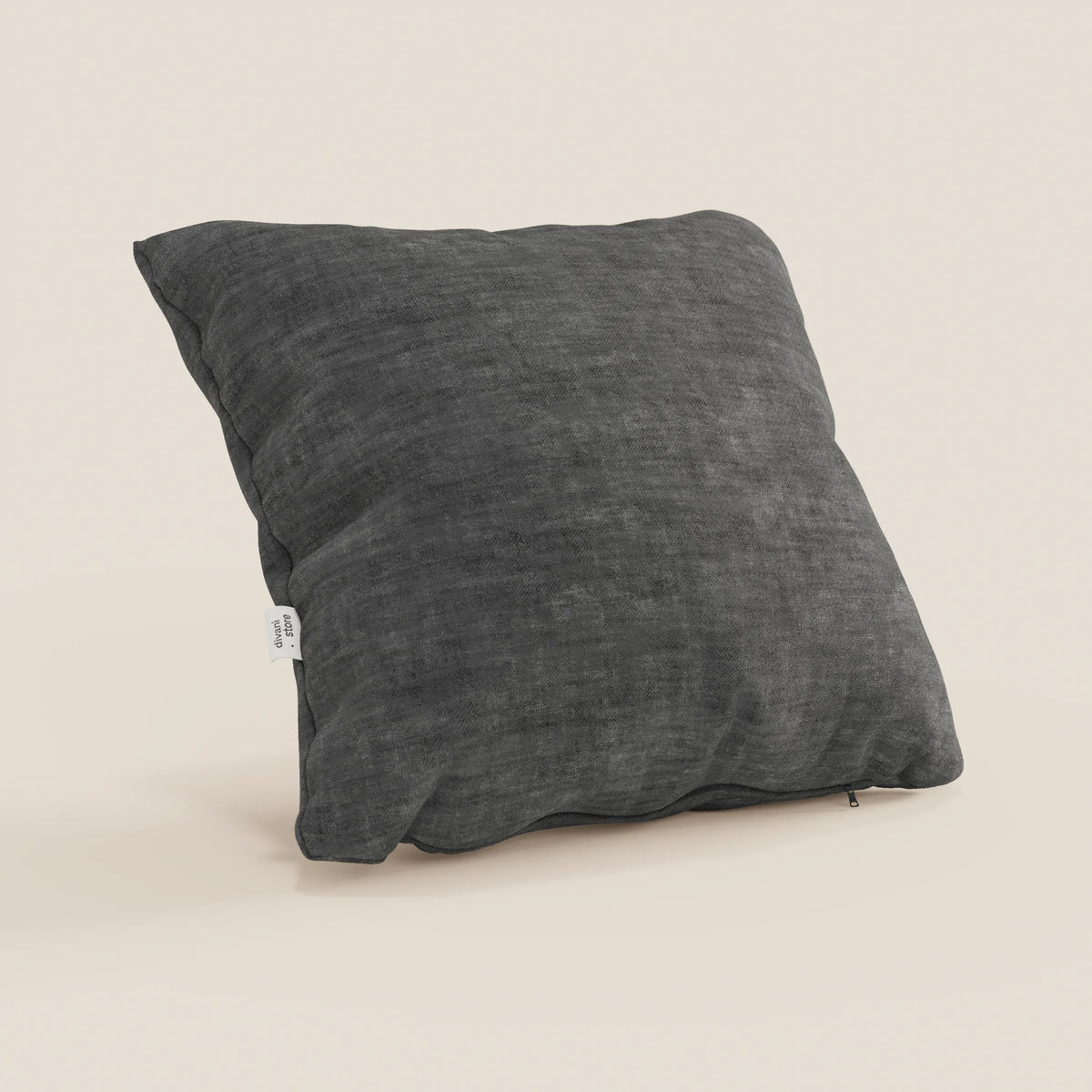 Il cuscino Sofia di divitt.sbs, qui presentato in grigio antracite, è caratterizzato da un velluto Easy Clean T35 dalla texture morbida e resistente alle pieghe, con una piccola etichetta bianca sul bordo sinistro e poggia su una superficie neutra chiara.