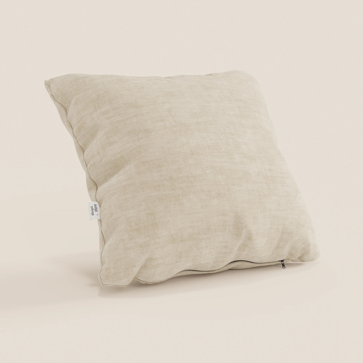 Il cuscino Sofia di divitt.sbs, qui in beige chiaro, è un cuscino decorativo quadrato realizzato in morbido tessuto vellutato Easy Clean T35, antimacchia e impermeabile. La trama sottile, l'etichetta laterale e la cerniera inferiore completano il suo aspetto accogliente.