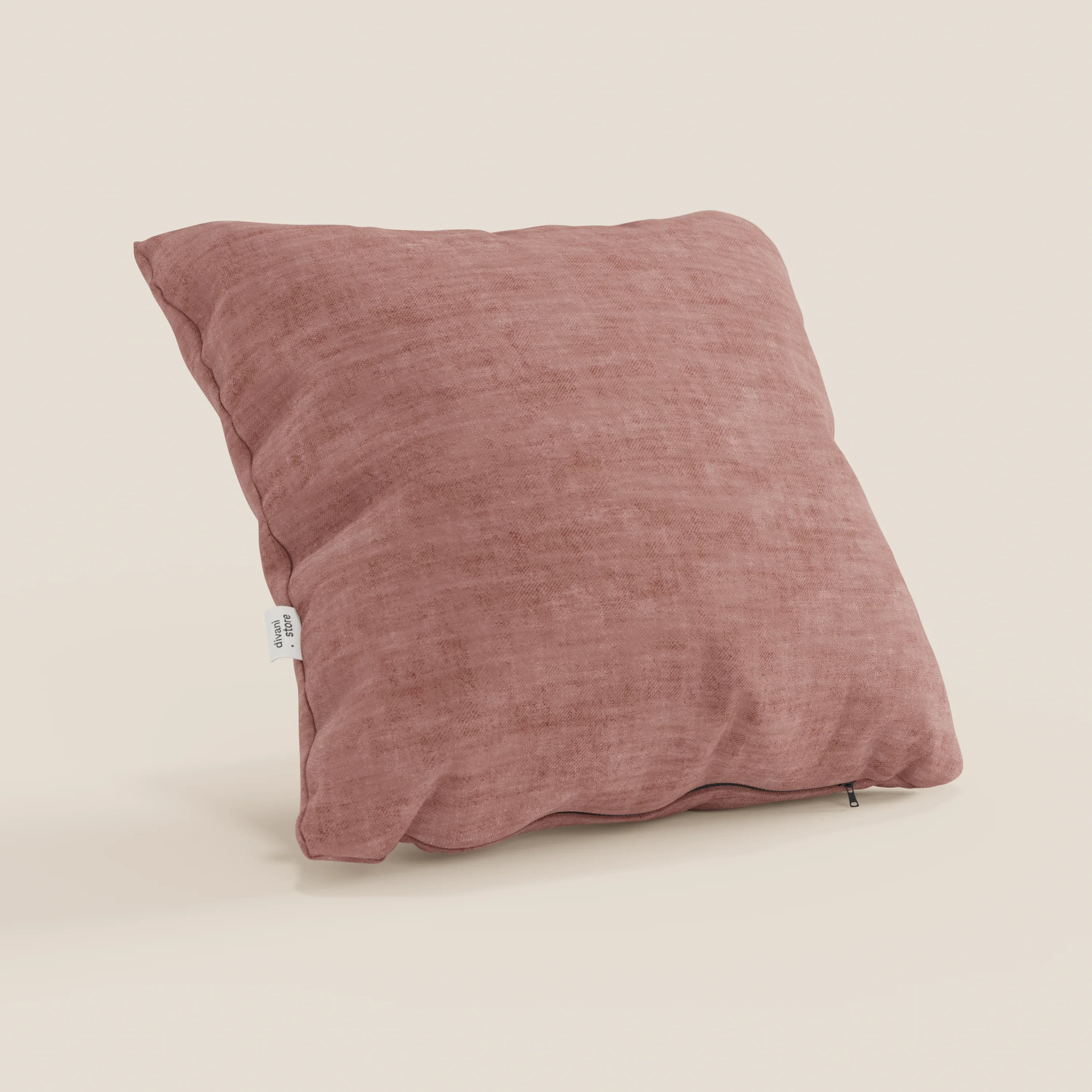 Il cuscino Sofia di divitt.sbs è un morbido cuscino decorativo quadrato di colore rosa blush, realizzato in velluto Easy Clean T35 antimacchia e impermeabile. Ha una piccola etichetta laterale bianca, una cerniera sul fondo e si presenta su uno sfondo beige chiaro.