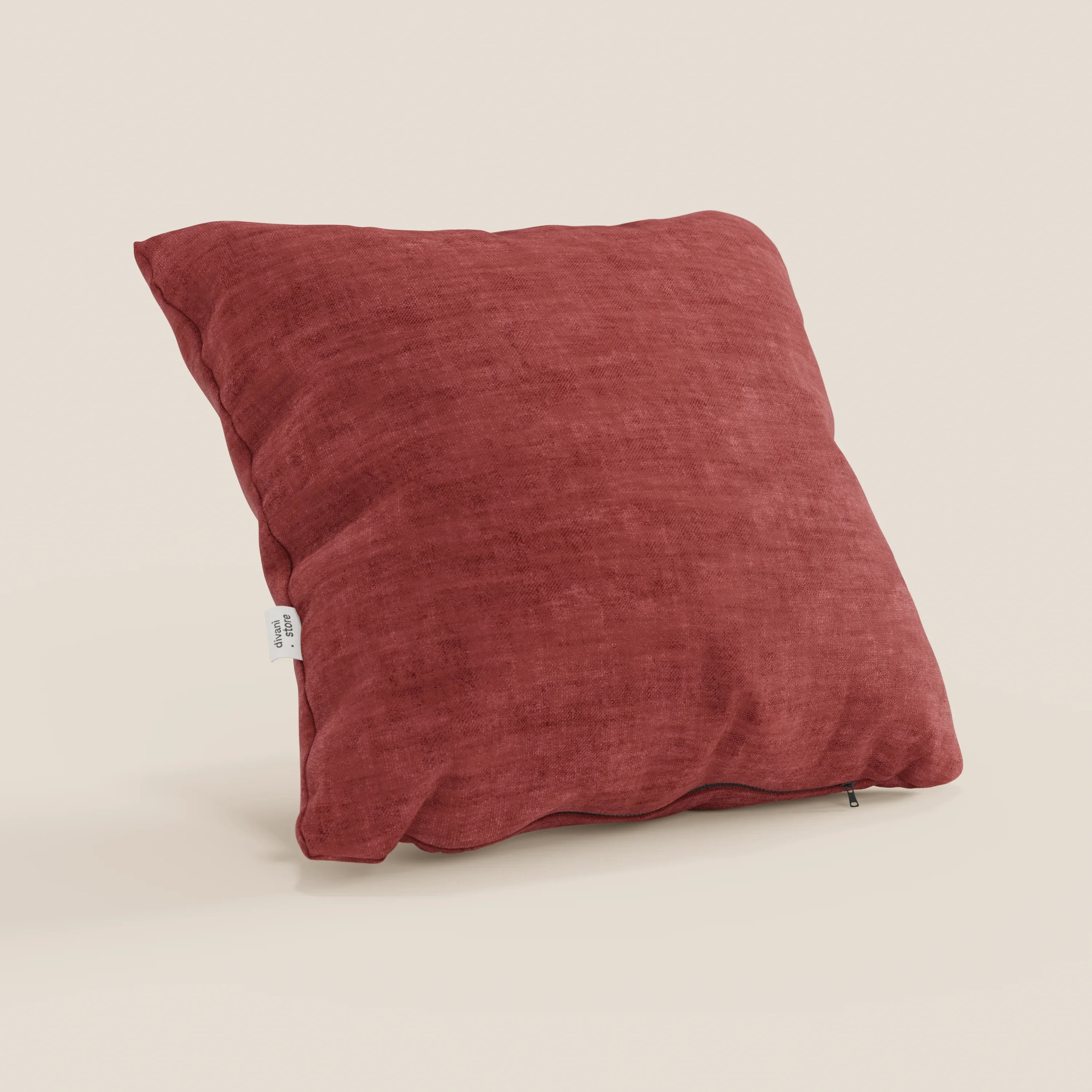 Il cuscino Sofia di divitt.sbs, qui presentato in rosso morbido velluto nuvolato Easy Clean T35, presenta cuciture a vista, un'etichetta in tessuto bianco sul lato e una discreta cerniera lungo il bordo inferiore su uno sfondo neutro.