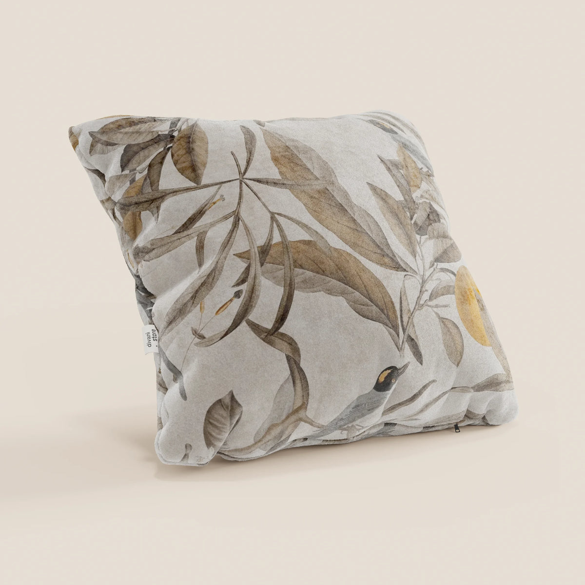 Il cuscino Lemon elegante collezione di cuscini a fantasia in velluto impermeabile beige di divitt.sbs è un cuscino quadrato con sfondo beige chiaro, stampa botanica di foglie marroni e marrone, tessuto morbido e vellutato e un look elegante per qualsiasi arredamento.