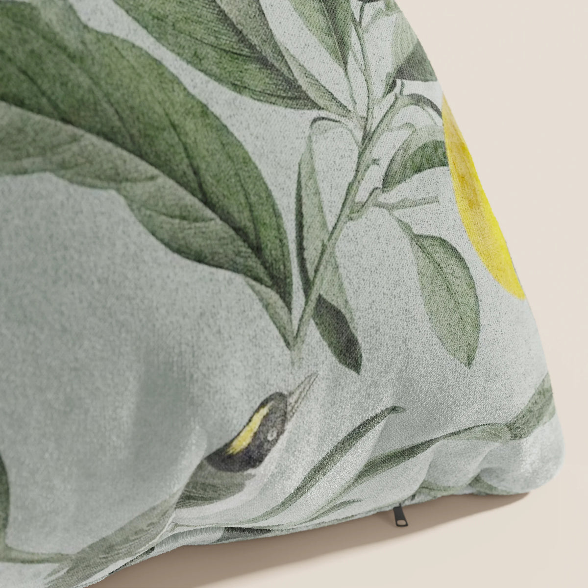 Un primo piano della collezione Lemon elegante di cuscini a fantasia in velluto impermeabile verde di divitt.sbs mostra il suo design morbido e botanico con foglie verdi, un uccellino giallo e frutta per un tocco vintage.