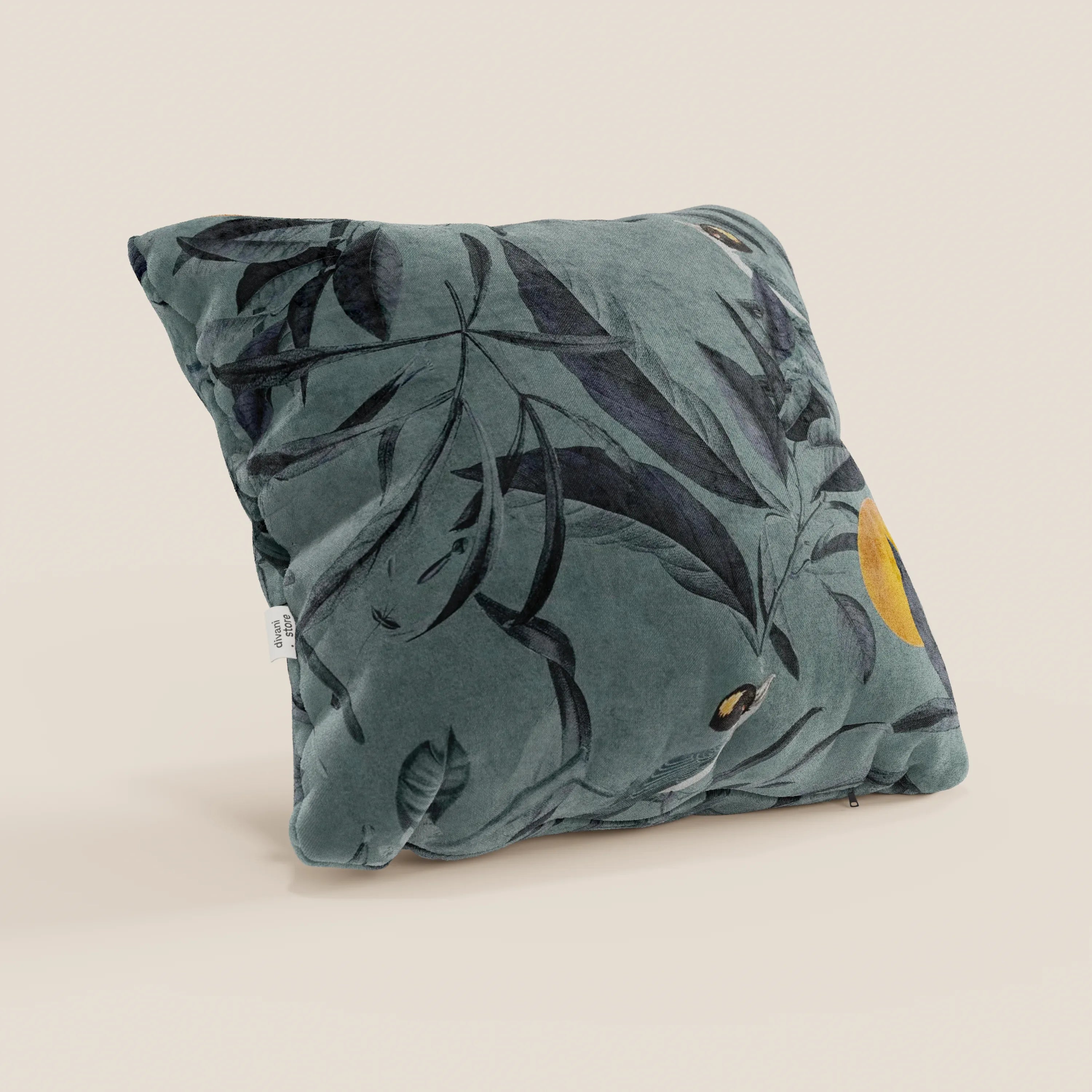 L'elegante collezione Lemon di cuscini a fantasia in velluto impermeabile petrolio di divitt.sbs presenta un cuscino quadrato con sfondo verde acqua tenue, motivo botanico scuro e accenti giallo oro, mostrato in posizione angolata su uno sfondo chiaro.