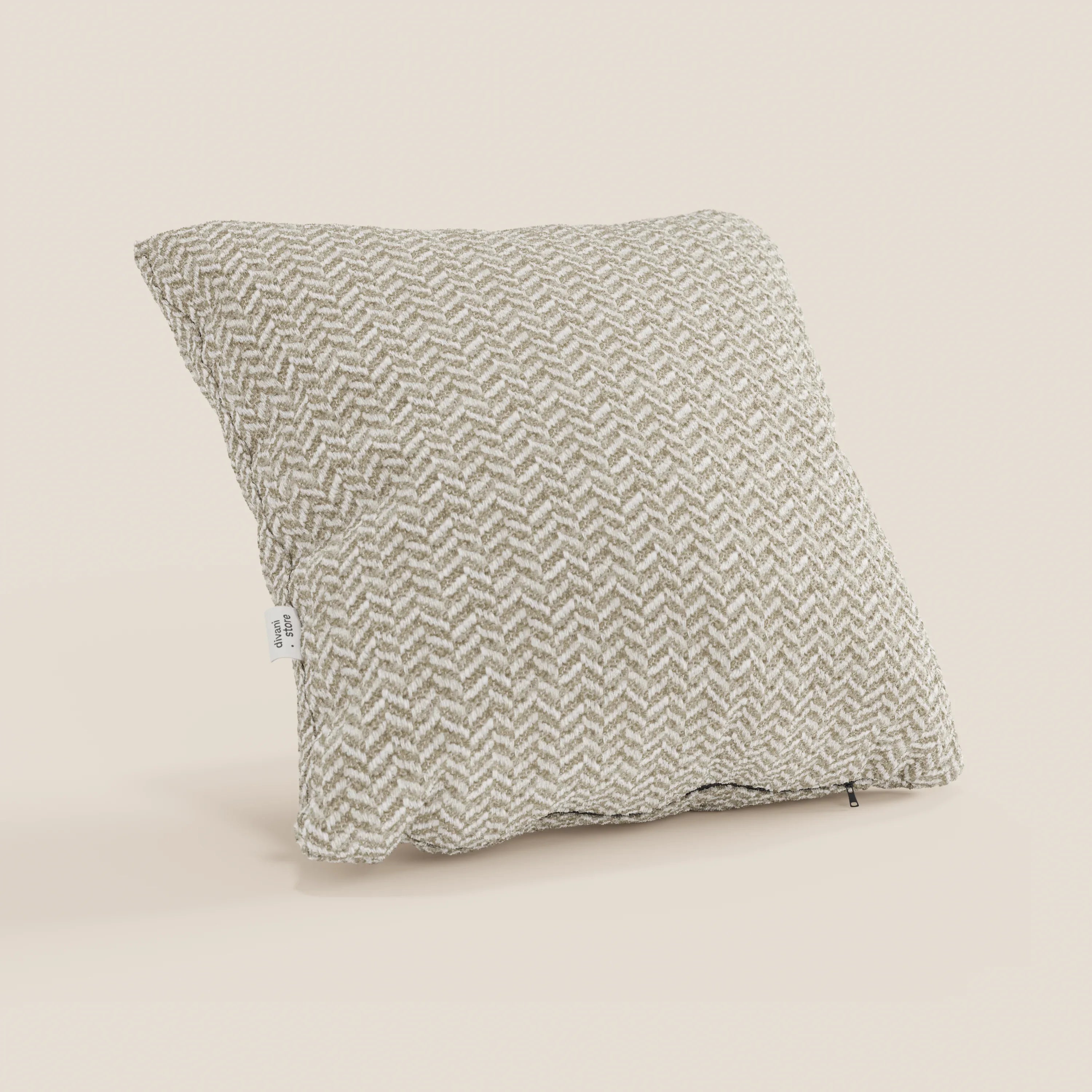 Il cuscino Sorrento 45x45 in lino di divitt.sbs è un cuscino quadrato nei toni del beige e del bianco sporco, caratterizzato da un motivo a zigzag in rilievo e da una piccola etichetta in tessuto bianca; è lavabile in lavatrice — nella foto è raffigurato inclinato su uno sfondo chiaro a tinta unita.