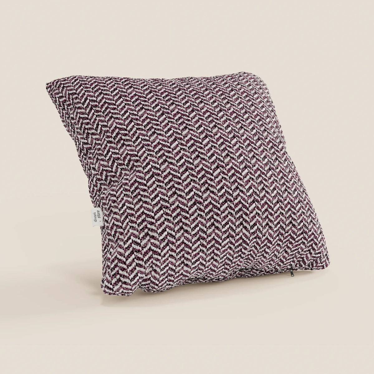 Il cuscino Sorrento 45x45 in lino di divitt.sbs presenta un motivo a zig zag nei toni del bordeaux e del bianco, è lavabile in lavatrice e presenta una piccola etichetta in tessuto bianco sul lato. Nell'immagine è raffigurato in posizione verticale su uno sfondo beige neutro.