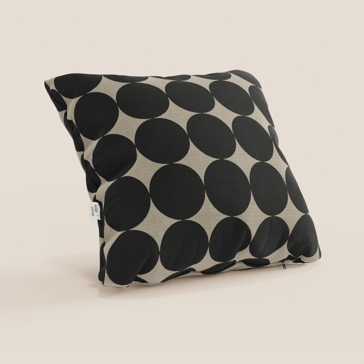 Il cuscino Dot cuscini geometrici di divitt.sbs è un cuscino decorativo quadrato in tessuto idrorepellente color tortora con vistosi pois neri e targhetta laterale, che aggiunge un tocco di fascino a qualsiasi spazio. Disponibile in vari colori.