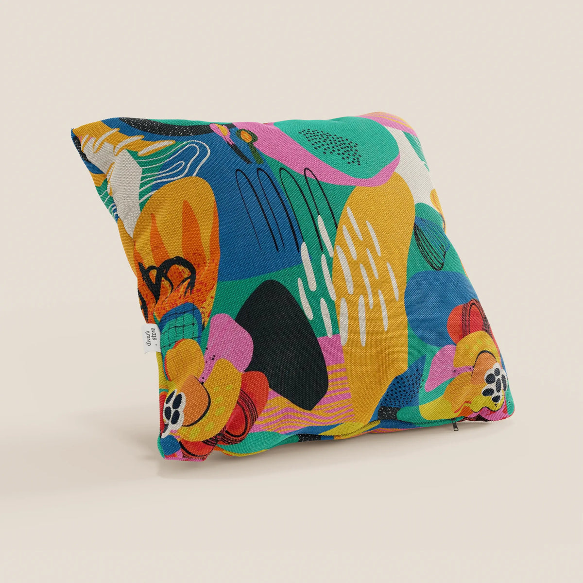 Il cuscino Joy collezione cuscini di divitt.sbs è un cuscino quadrato di 45x45 cm in fresco cotone impermeabile giallo, caratterizzato da un vivace motivo astratto multicolore con forme audaci, elementi floreali e linee a pennello.