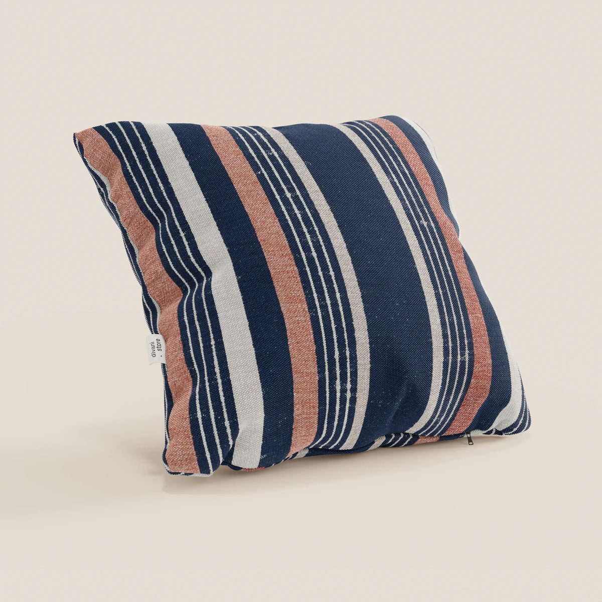 Il cuscino a fantasia rigata 45x45 di divitt.sbs è caratterizzato da strisce blu, bianche e ruggine su tessuto resistente all'acqua, con etichetta laterale, ideale come cuscinetto decoro. Disponibile in 2 varianti di colore arancio.