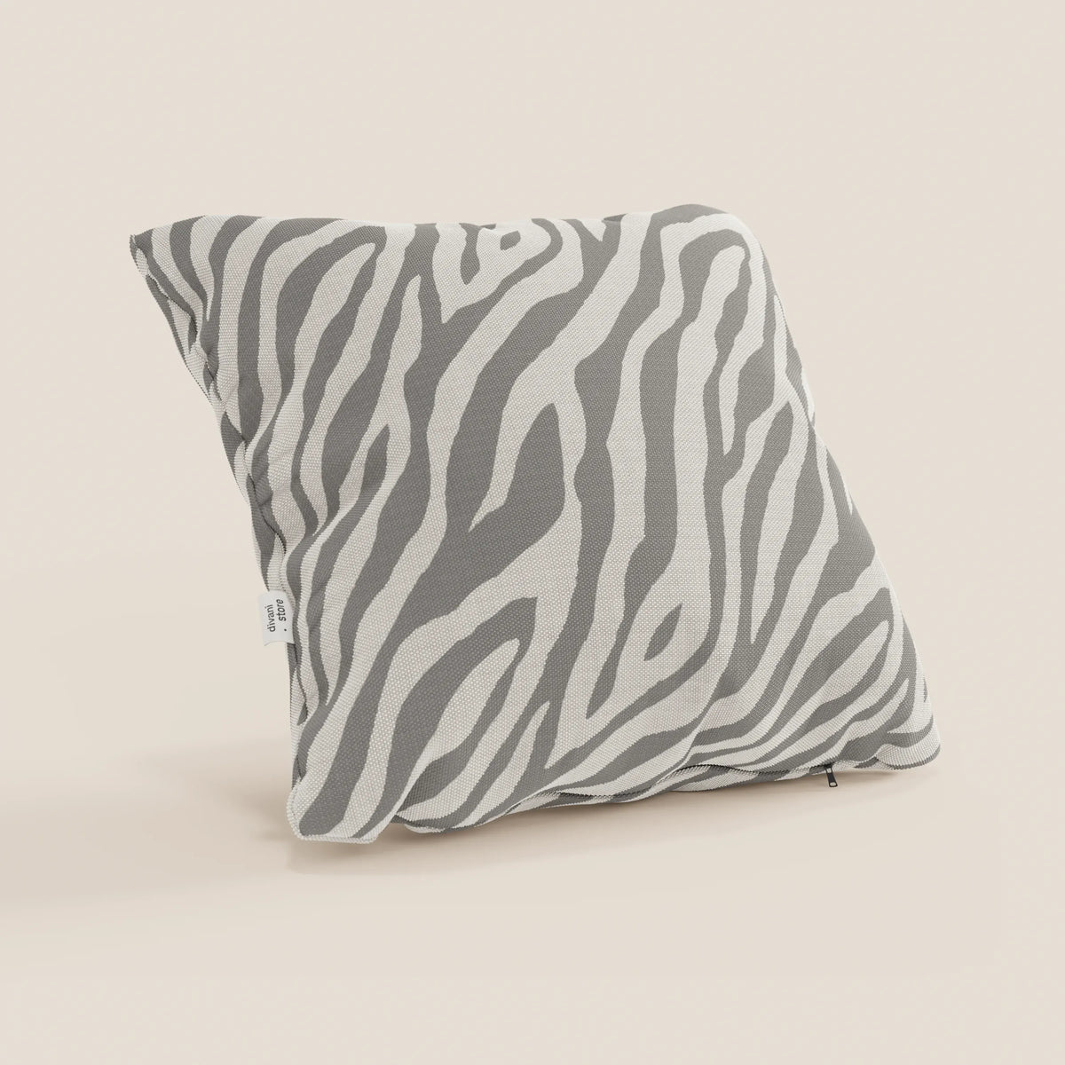 Il cuscino geometrico Stripe di divitt.sbs, in tessuto grigio idrorepellente, è caratterizzato da un motivo zebrato ed è posizionato in verticale su uno sfondo beige chiaro, con una piccola etichetta bianca sulla cucitura laterale sinistra.