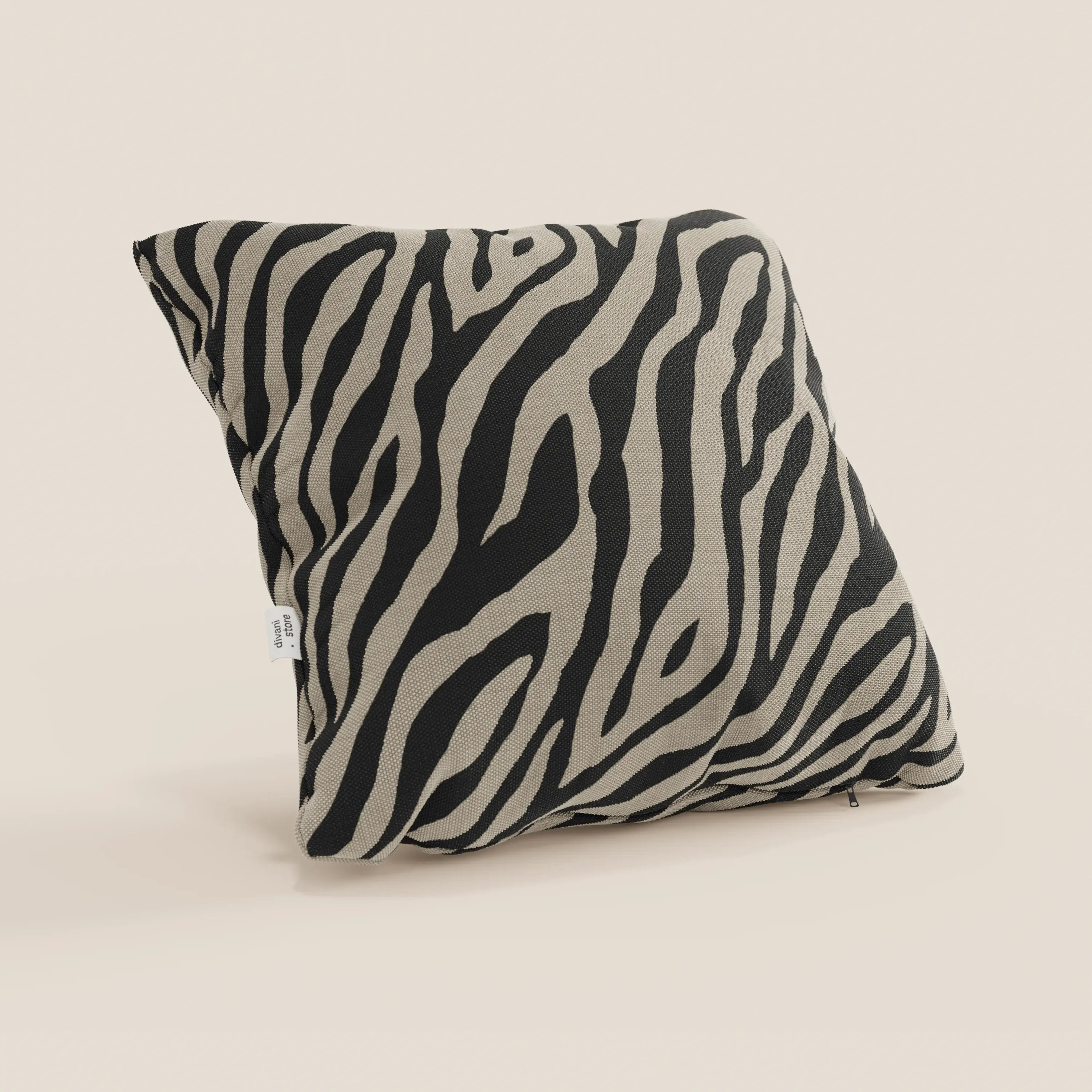 Il cuscino Stripe geometrici di divitt.sbs è un cuscino quadrato 45x45 cm in tessuto Idrorepellente con motivo zebrato nero e beige, strutturato e perfetto come cuscino decoro per il vostro spazio. Disponibile in diversi colori tortora.
