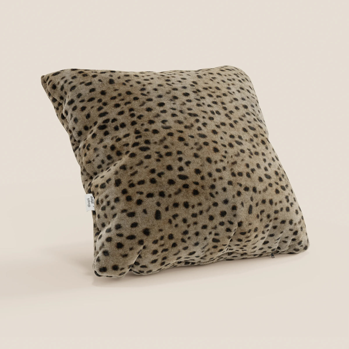 Il cuscino Wild della collezione Wild di divitt.sbs è un cuscino quadrato di 45x45 cm in morbida microfibra impermeabile con sfondo marrone e macchie nere di ghepardo, dotato di una targhetta laterale bianca, perfetto come cuscino decorativo.