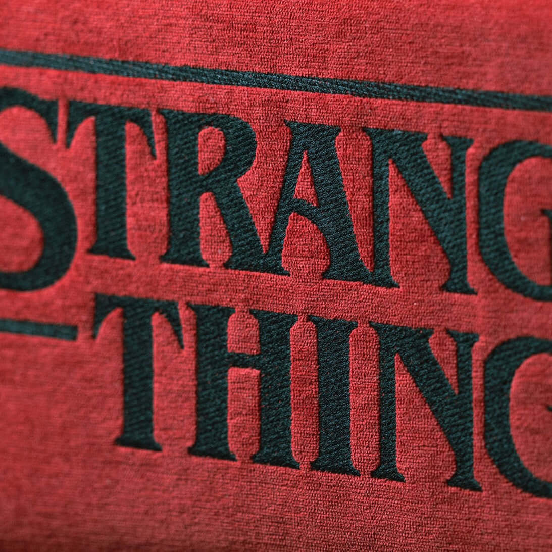 Cuscino Stranger Things Limited Edition con Ricamo – tessuto smacchiabile 45x45 rosso - divitt.sbs
