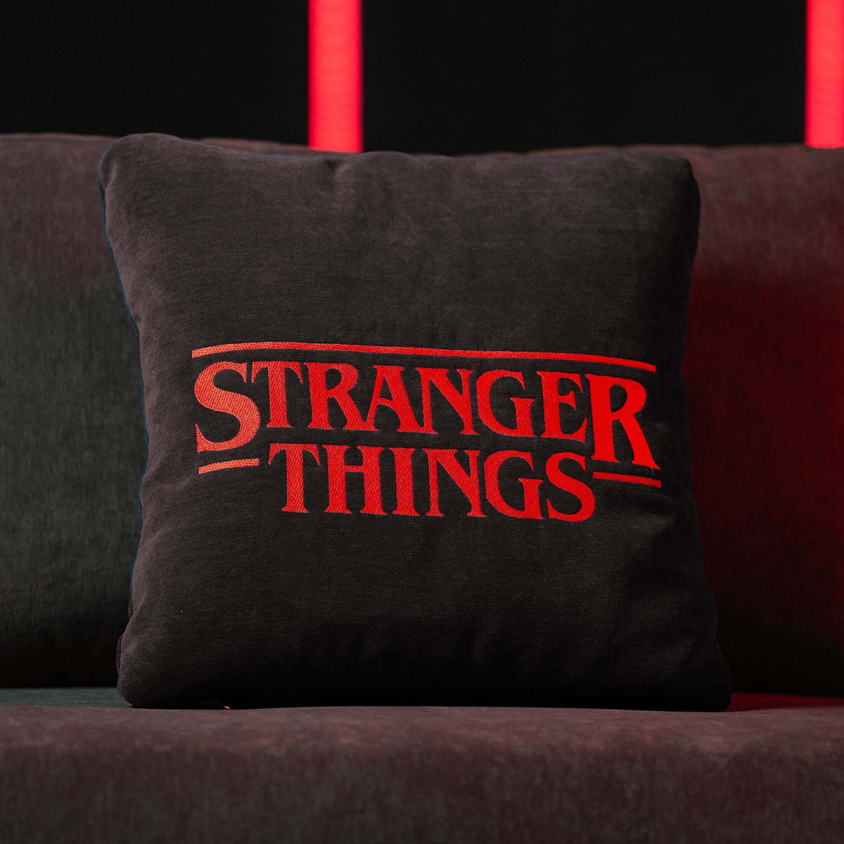 Cuscino Stranger Things Limited Edition con Ricamo – tessuto smacchiabile 45x45 antracite - divitt.sbs