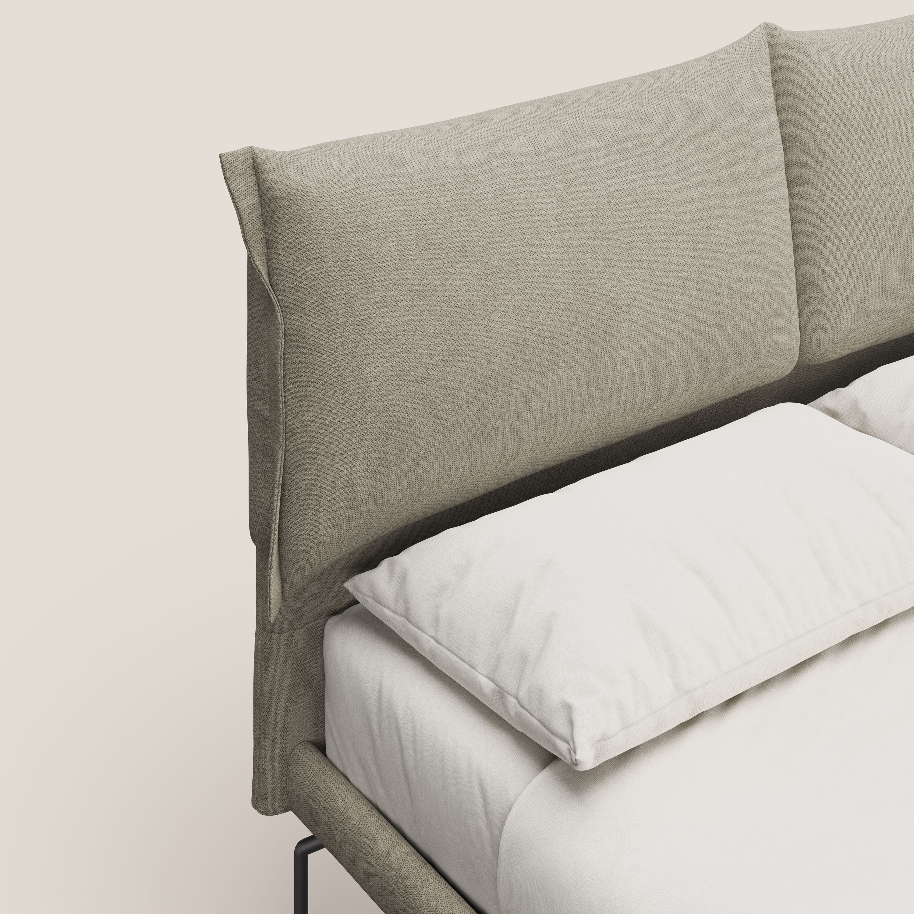 Bice letto imbottito con cuscini e piedi alti in metallo in tessuto impermeabile T02 panna - divitt.sbs