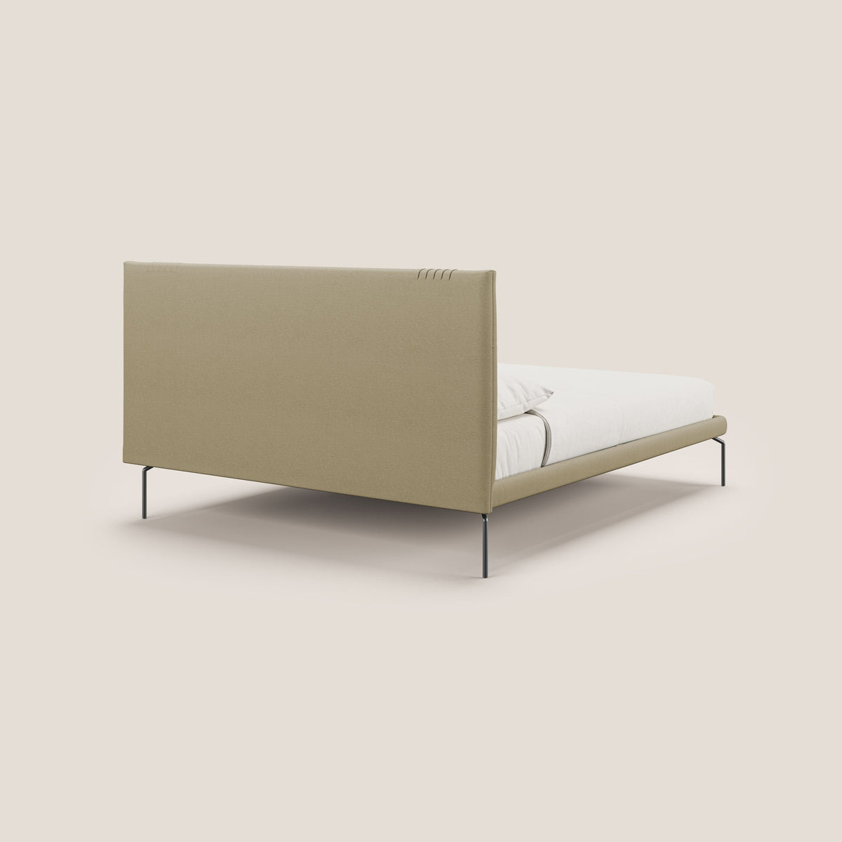 Finn letto imbottito con piedi alti in metallo in tessuto smacchiabile T05 cammello - divitt.sbs