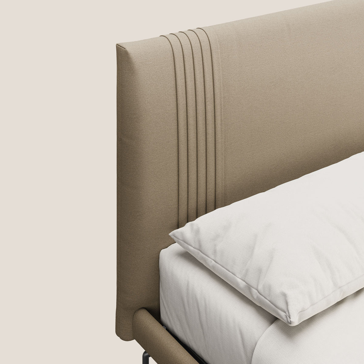 Finn letto imbottito con piedi alti in metallo in tessuto smacchiabile T05 beige - divitt.sbs