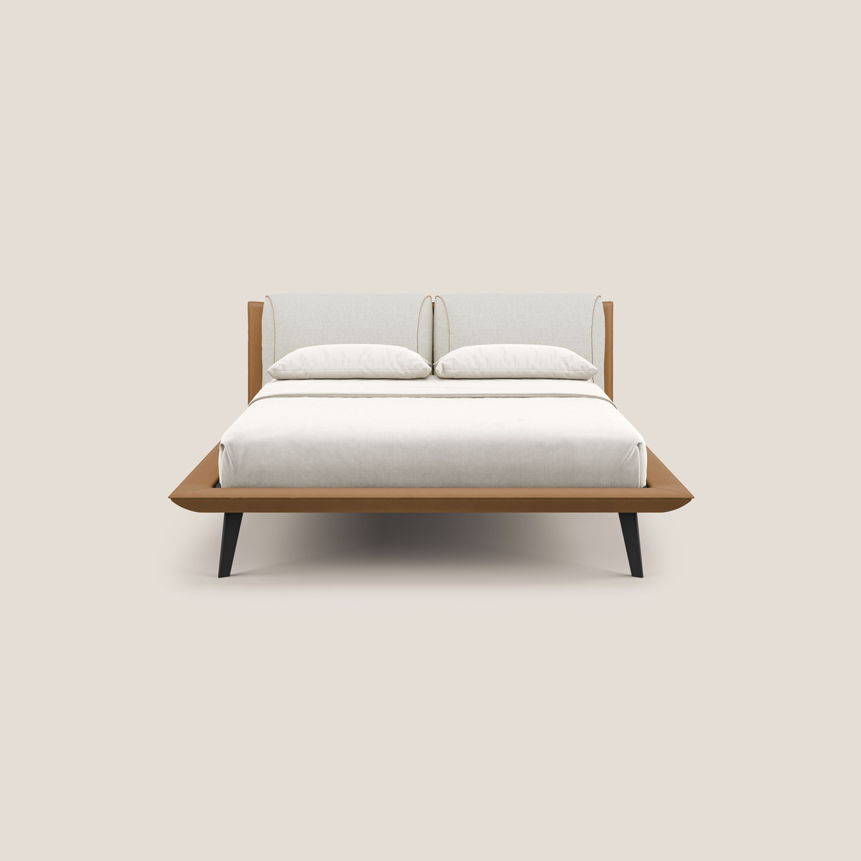 Petra letto di design bicolore con cuscini in piuma, piedini in mogano e tessuto impermeabile bicolore T11 e T06 cuoio - panna - divitt.sbs