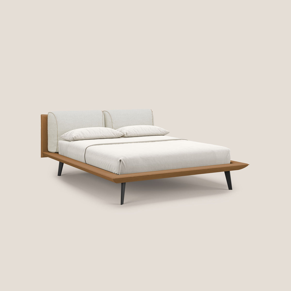 Petra letto di design bicolore con cuscini in piuma, piedini in mogano e tessuto impermeabile bicolore T11 e T06 cuoio - panna - divitt.sbs