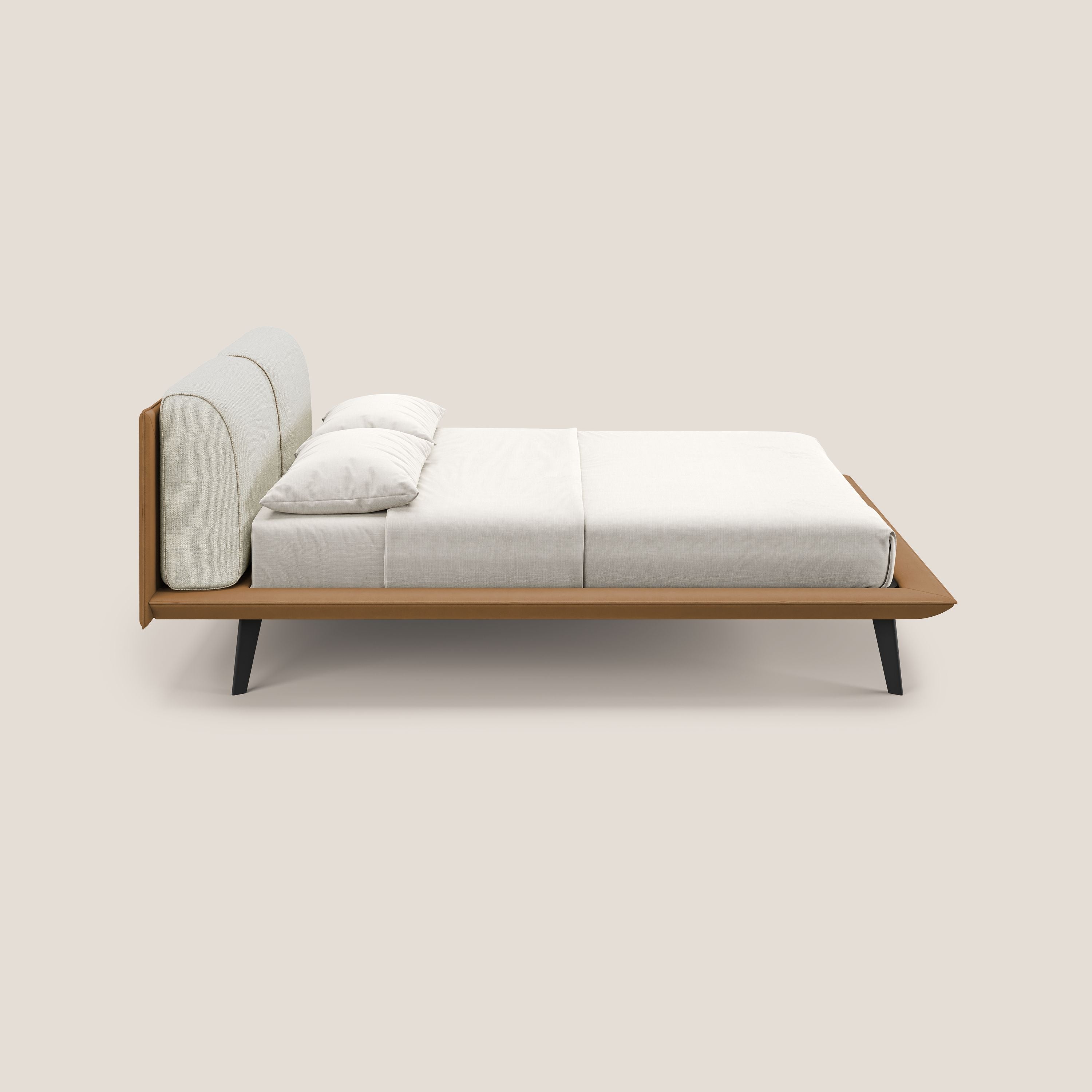 Petra letto di design bicolore con cuscini in piuma, piedini in mogano e tessuto impermeabile bicolore T11 e T06 cuoio - panna - divitt.sbs