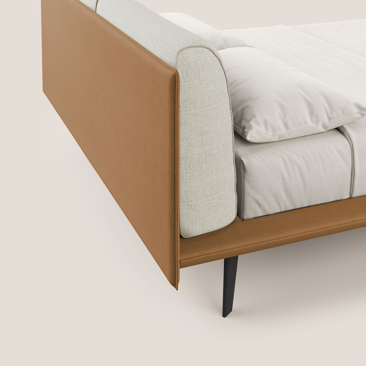 Petra letto di design bicolore con cuscini in piuma, piedini in mogano e tessuto impermeabile bicolore T11 e T06 cuoio - panna - divitt.sbs