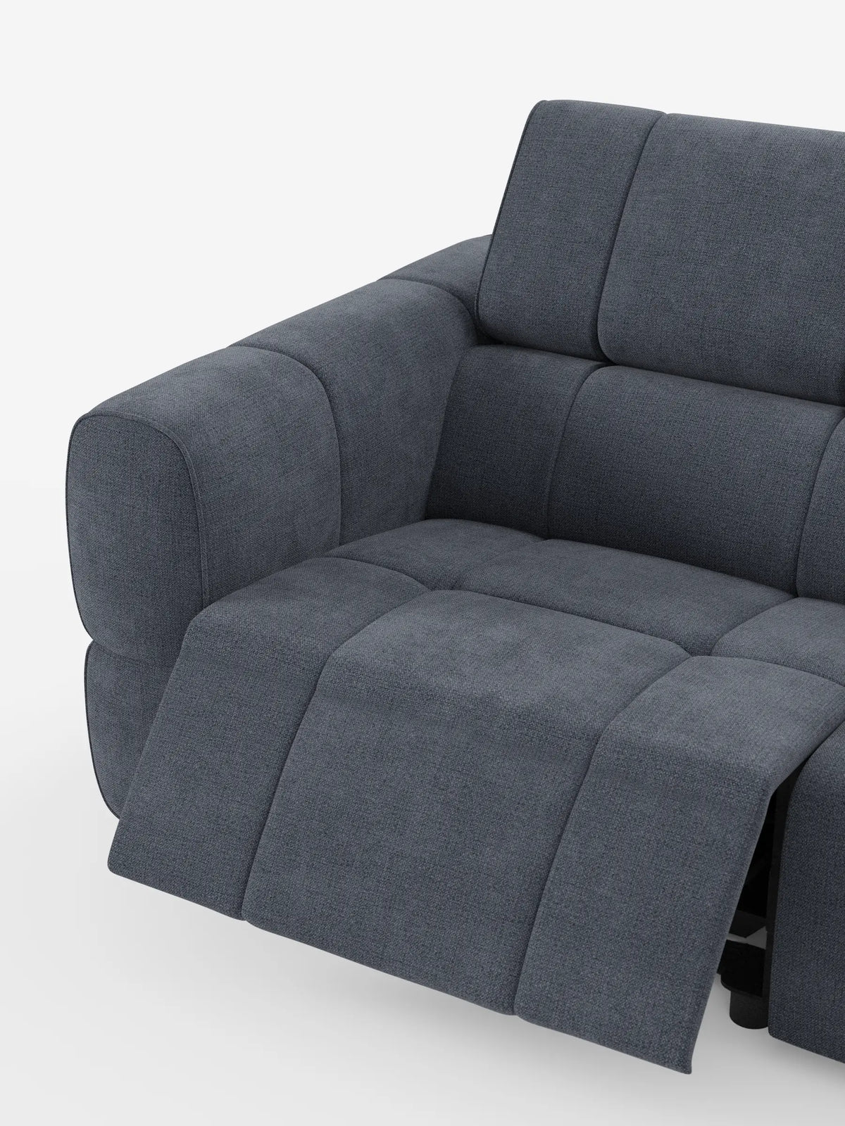 Divano angolare modulare Giotto in tessuto grigio scuro, 5 posti, 296 cm, con penisola e funzione relax elettrica opzionale, in tessuto smacchiabile T23; divano modulare caratterizzato da una chaise longue allungata e da cuscini con dettagli a pannelli cuciti, su sfondo a tinta unita.