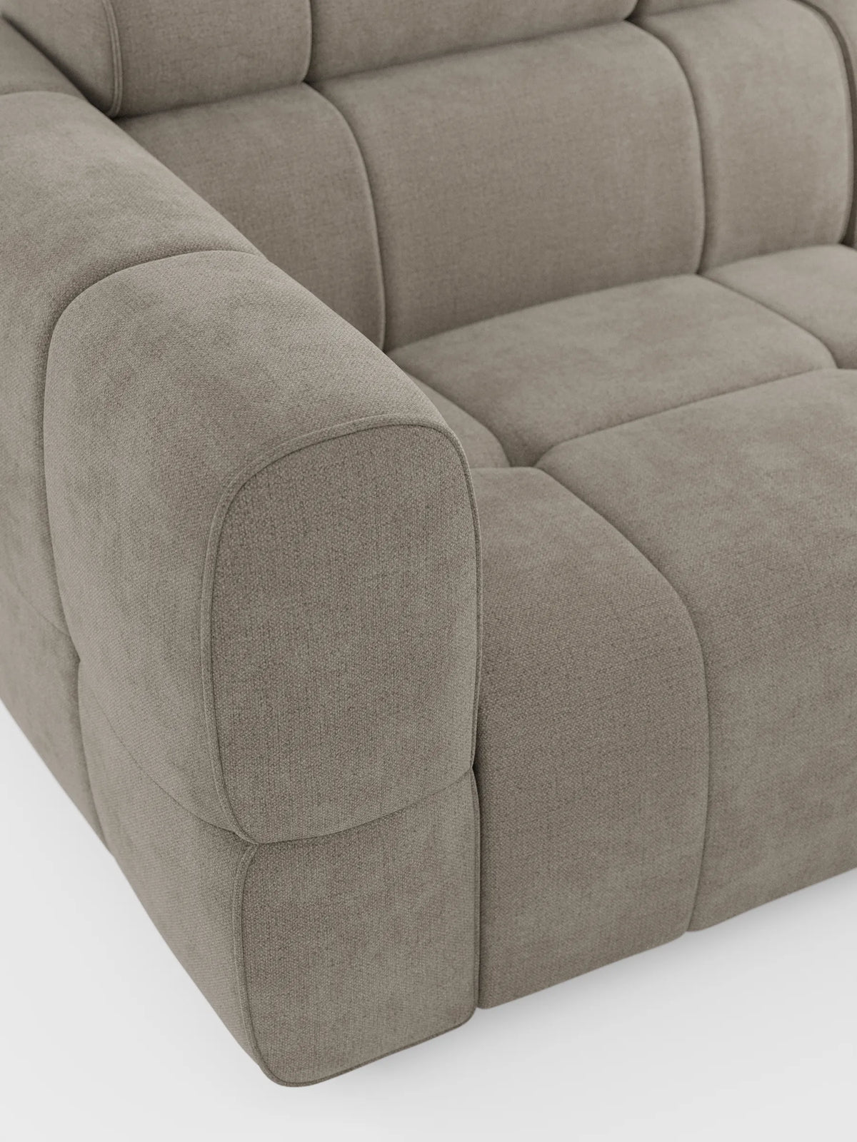 Un divano angolare modulare Giotto color taupe a 5 posti, lungo 296 cm, con penisola e funzione relax elettrica opzionale, rivestito in tessuto smacchiabile T23, caratterizzato da segmenti imbottiti dalla forma squadrata, bordi arrotondati e profonde cuciture a griglia su sfondo bianco.