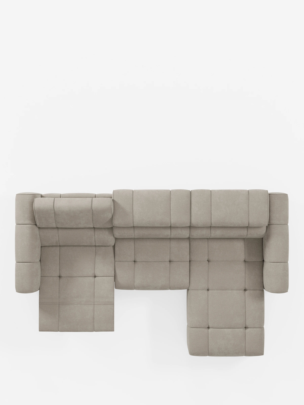 Una vista dall'alto del divano angolare modulare Giotto, color beige chiaro, a 5 posti, lungo 296 cm, con penisola e funzione relax elettrica opzionale, rivestito in tessuto smacchiabile T23, caratterizzato da una chaise longue orientata a sinistra e da un motivo a griglia trapuntato dalle linee pulite su sfondo bianco.