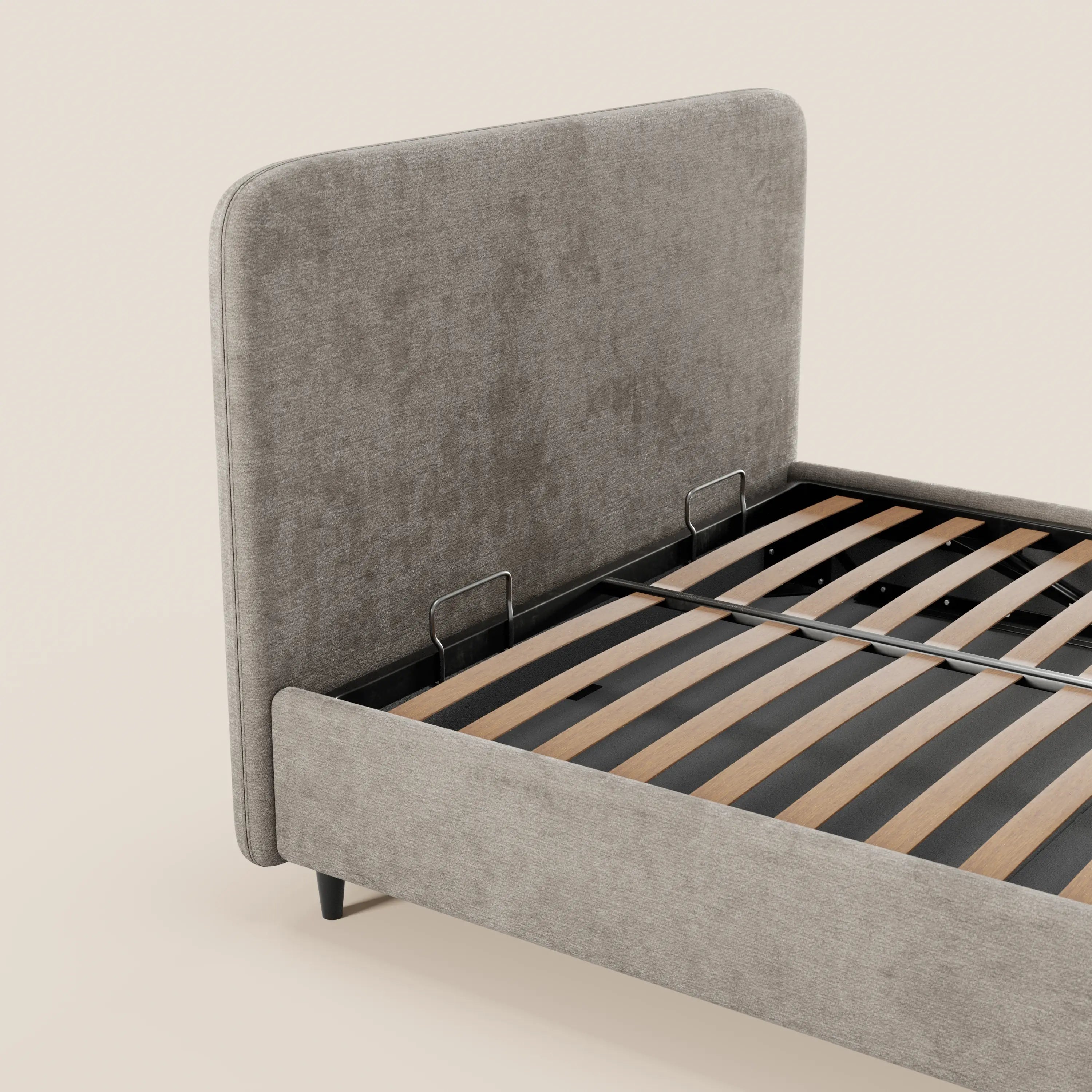 Il letto imbottito KAELOS minimal di Letti.store presenta una testiera alta e arrotondata in ciniglia grigia, pannelli laterali in tinta, gambe alte nere e doghe in legno a vista — raffigurato di profilo su uno sfondo beige a tinta unita.