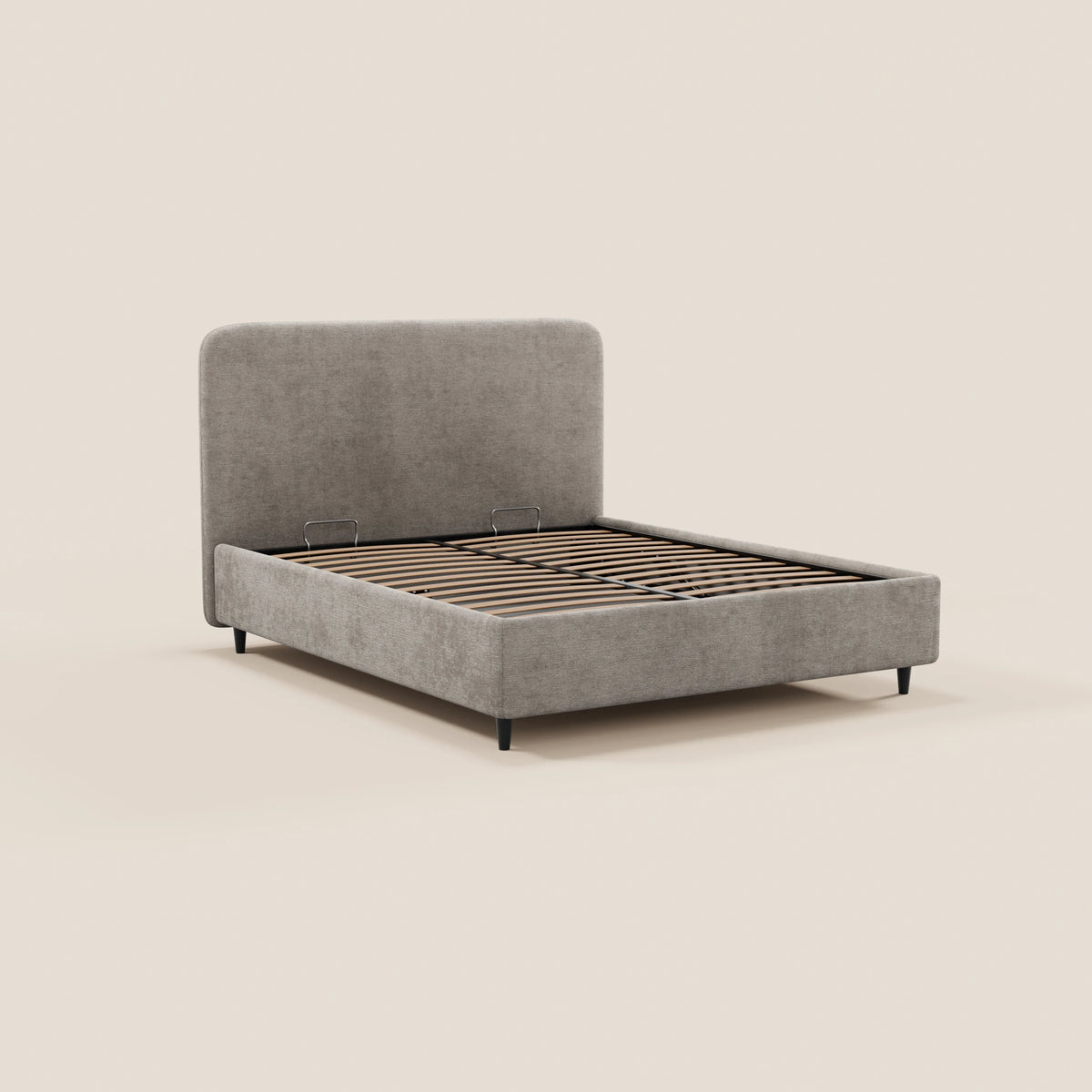 Il letto imbottito KAELOS minimal di Letti.store è rivestito in tessuto ciniglia grigio chiaro, presenta una testiera alta e arrotondata, gambe alte nere, doghe in legno e un vano contenitore; è raffigurato senza materasso né biancheria da letto su uno sfondo beige a tinta unita.