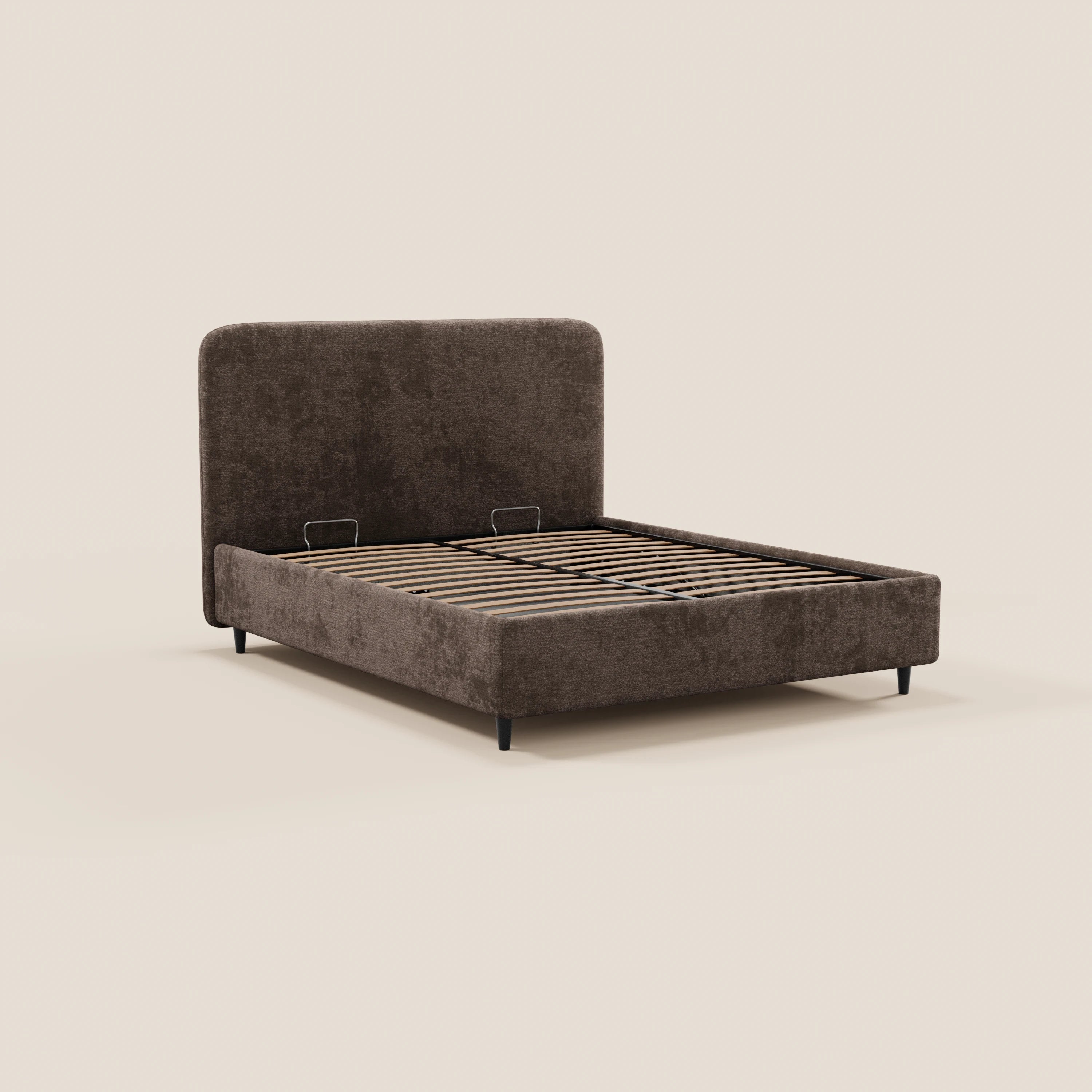 Il letto imbottito KAELOS in stile minimal di Letti.store presenta una testiera arrotondata rivestita in ciniglia marrone scuro e gambe alte nere. Questo letto moderno è dotato di doghe in legno e di un vano contenitore; nella foto è raffigurato senza materasso né biancheria da letto su uno sfondo beige.