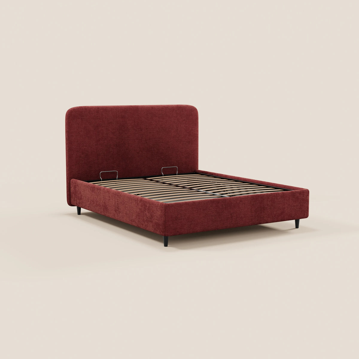 Il letto imbottito KAELOS minimal di Letti.store è caratterizzato da un tessuto in ciniglia rosso intenso, una testiera alta e arrotondata, gambe alte nere e uno spazio contenitivo. Nell’immagine è raffigurato senza materasso né biancheria da letto su uno sfondo beige a tinta unita.
