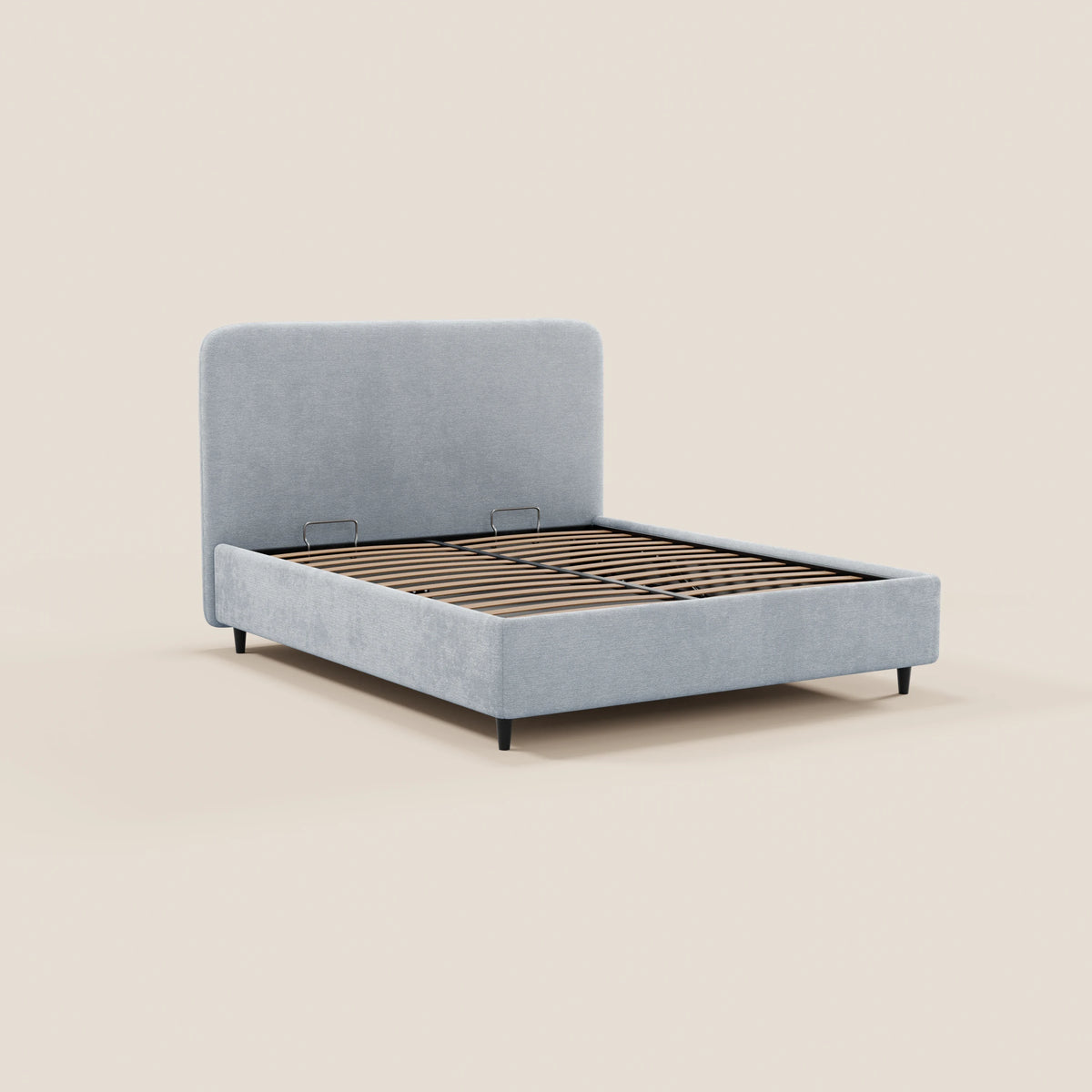 Il letto KAELOS minimal imbottito di Letti.store è un letto moderno caratterizzato da una testiera arrotondata in ciniglia, gambe alte e spazio contenitivo sottostante. Ideale come letto moderno per la camera da letto, si presenta su uno sfondo beige chiaro.