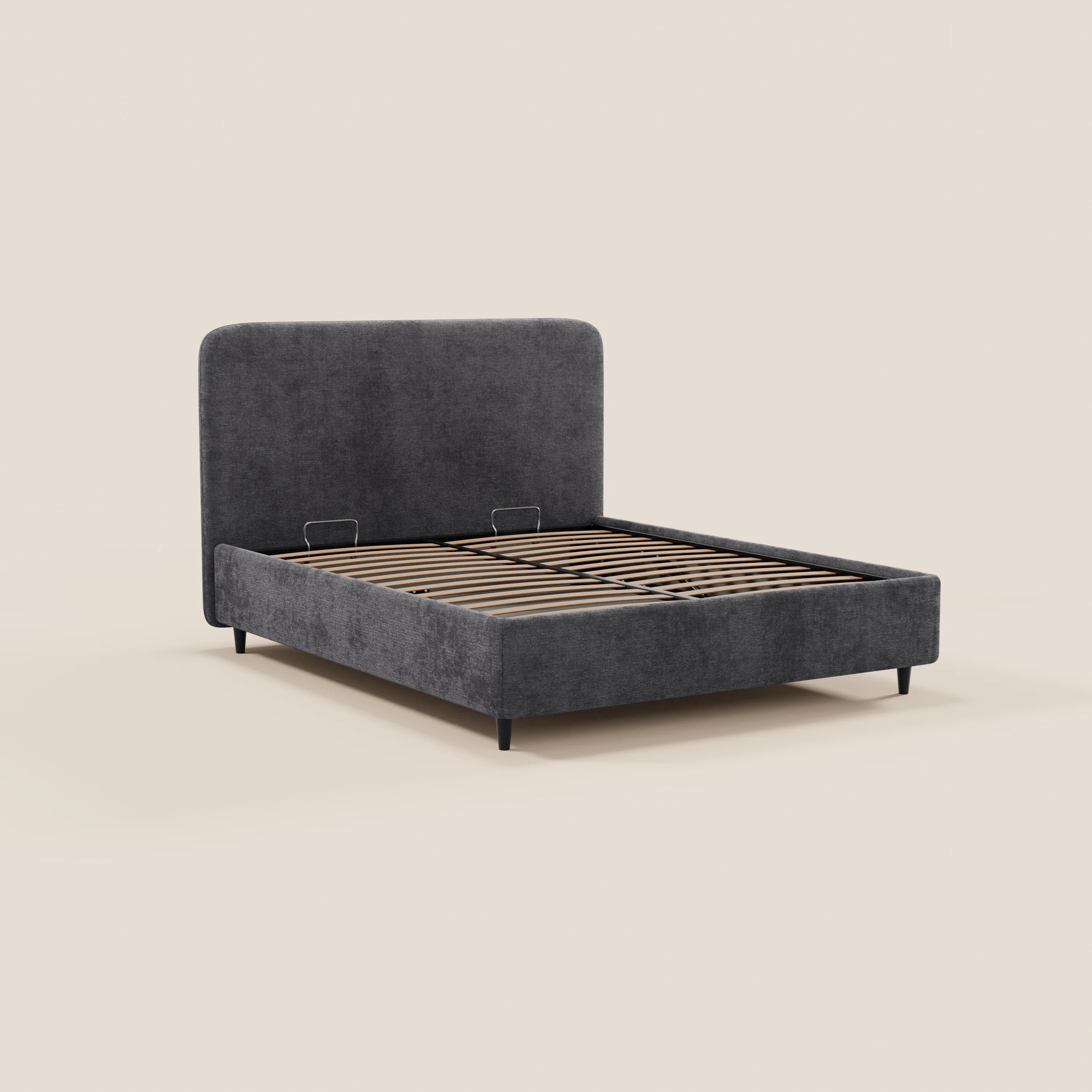 Il letto imbottito KAELOS minimal di Letti.store presenta una testiera arrotondata in ciniglia, gambe alte, vano contenitore e struttura imbottita con doghe in legno, raffigurato su uno sfondo beige chiaro a tinta unita.