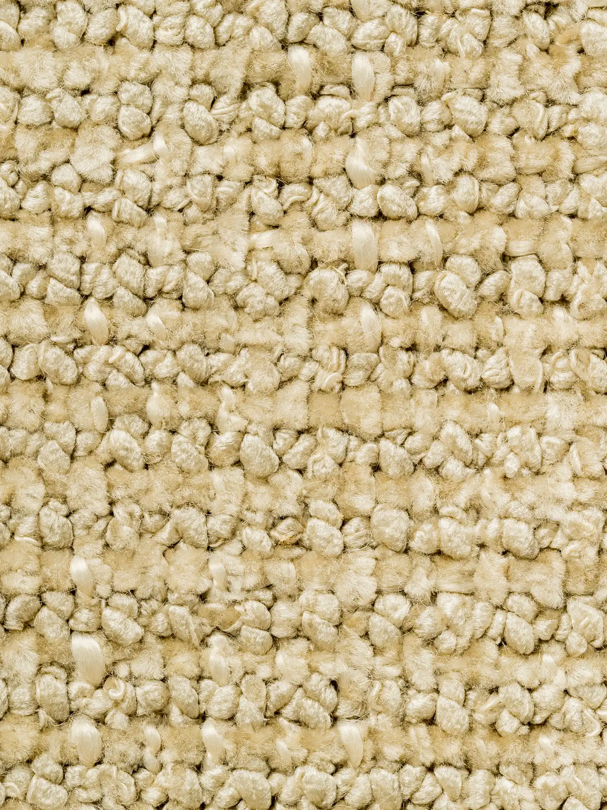 Un primo piano del tessuto S01 LIVIGNO, un tessuto soft-touch materico misto lino smacchiabile, di colore beige chiaro, caratterizzato da una trama spessa e strutturata composta da anelli fitti e annodati e fili lisci che creano una superficie morbida e multidimensionale.