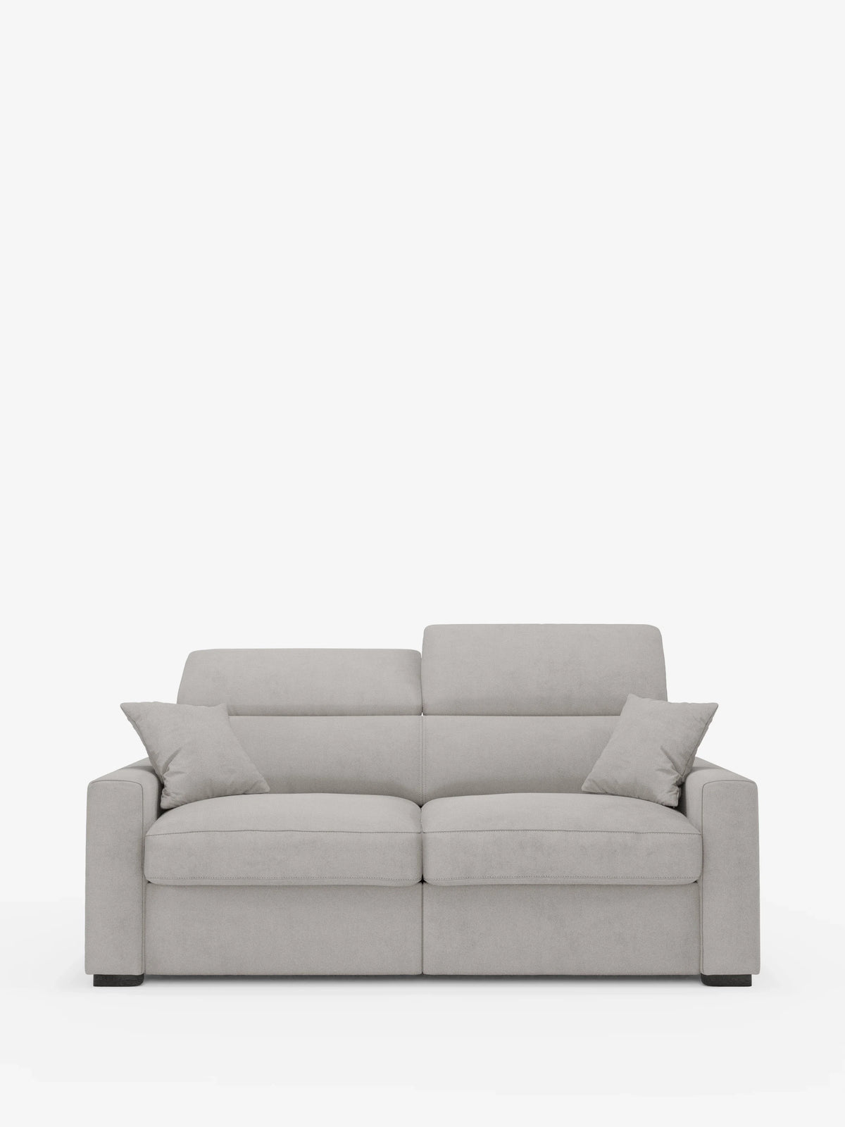 Un divano a tre posti moderno, di colore grigio chiaro, il Maximus Divano letto di divitt.sbs, è esposto su uno sfondo bianco. Caratterizzato da un design minimalista ispirato agli stili contemporanei dei divani letto matrimoniali, presenta braccioli spessi e dritti; uno schienale diviso con poggiatesta reclinabili opzionali per un maggiore comfort; e gambe corte a blocco di colore nero. Due cuscini quadrati abbinati ne accentuano le linee pulite. Rivestito in tessuto smacchiabile Oeko-Tex e dotato di un