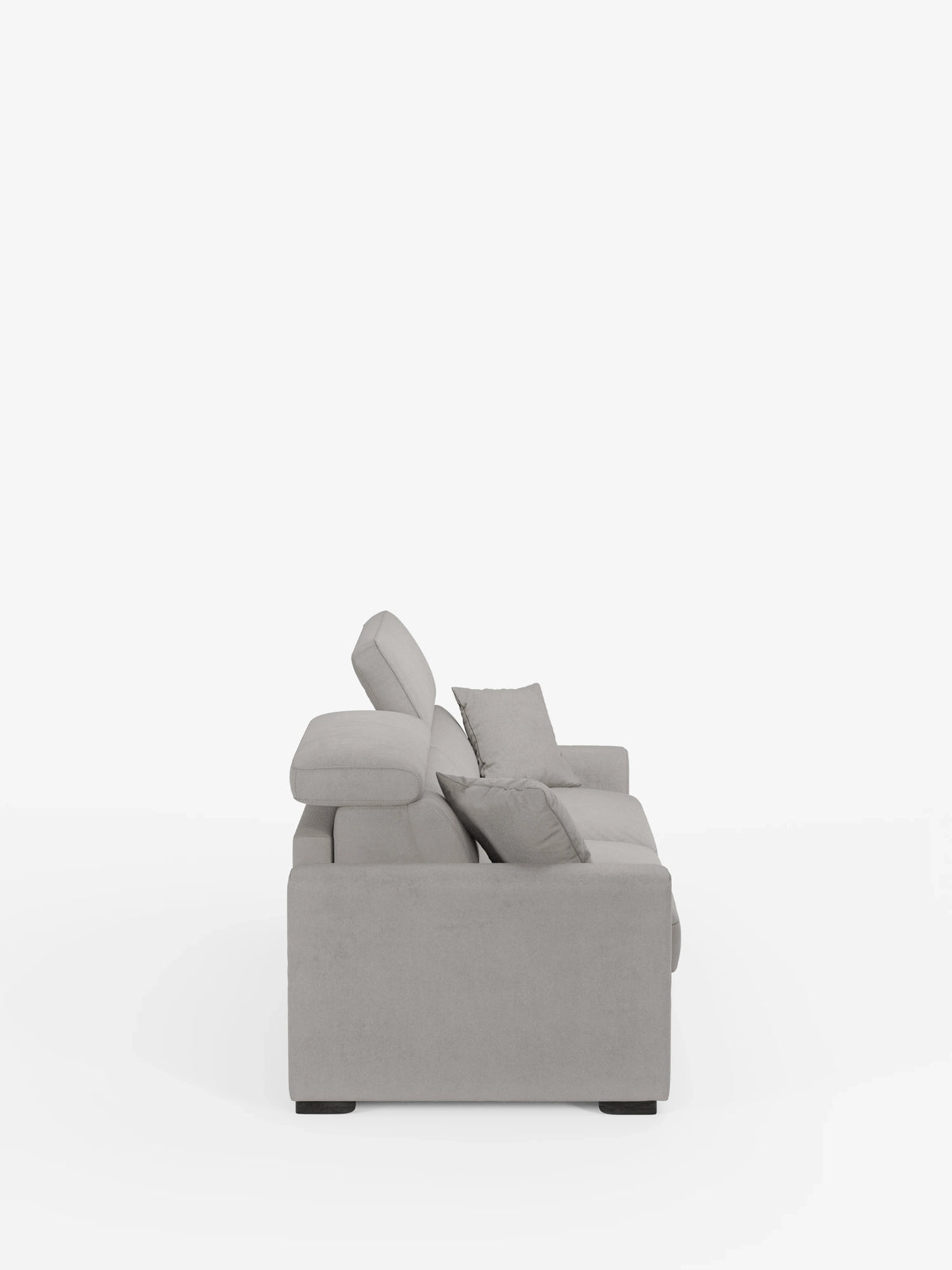 Un moderno divano letto Maximus a 3 posti color grigio chiaro con materasso ALTO da 20 cm di divitt.sbs è ripreso di profilo, con due cuscini di seduta, due cuscini dello schienale, due braccioli e gambe a blocchi neri su uno sfondo bianco a tinta unita. Il divano presenta un design minimalista e squadrato, con un rivestimento morbido e soffice in tessuto Oeko-Tex resistente alle macchie e poggiatesta regolabili.
