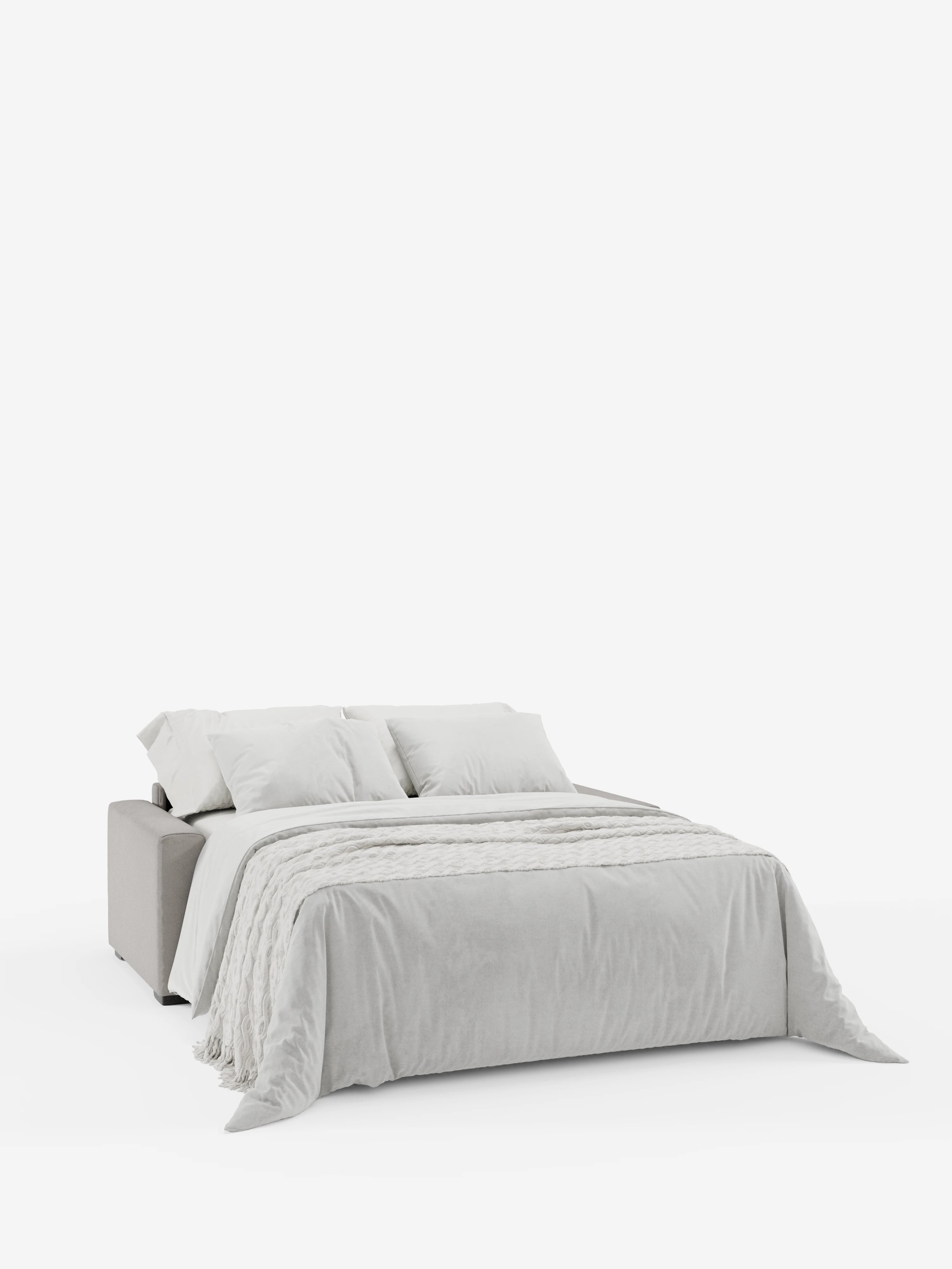 Un moderno divano letto a 3 posti Maximus con materasso ALTO da 20 cm di divitt.sbs, rivestito in tessuto grigio chiaro Oeko-Tex antimacchia e dotato di poggiatesta regolabili, è raffigurato nella versione estesa a letto, con una coperta abbinata grigio chiaro e due cuscini. Lo sfondo bianco a tinta unita conferisce all’insieme un aspetto pulito e minimalista.