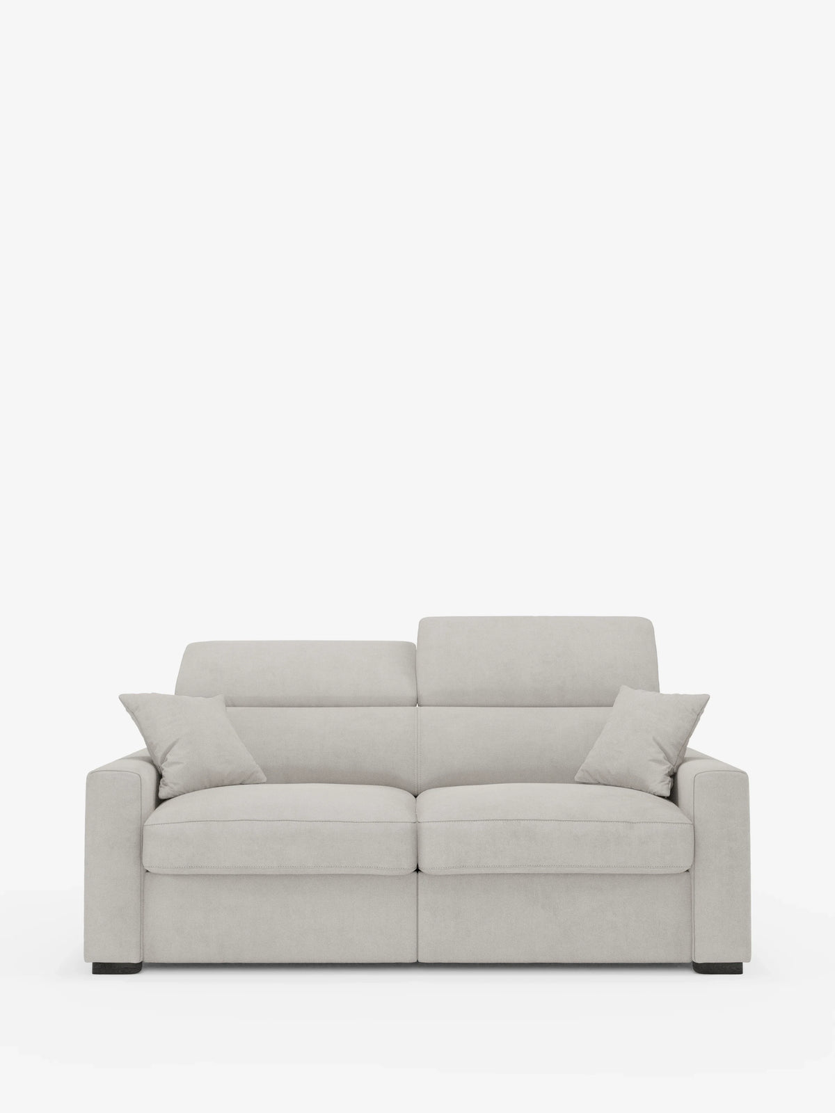 Un divano a tre posti moderno, di colore grigio chiaro — il Maximus Divano letto di divitt.sbs — presenta ampi braccioli, due cuscini dello schienale abbinati e due cuscini decorativi angolari. Simile a un elegante divano letto matrimoniale, è posizionato su uno sfondo bianco a tinta unita e si distingue per le linee pulite, i piedini quadrati neri e i poggiatesta reclinabili. Il divano include inoltre un materasso extra-spesso da 20 cm ed è rivestito in tessuto Oeko-Tex resistente alle macchie.