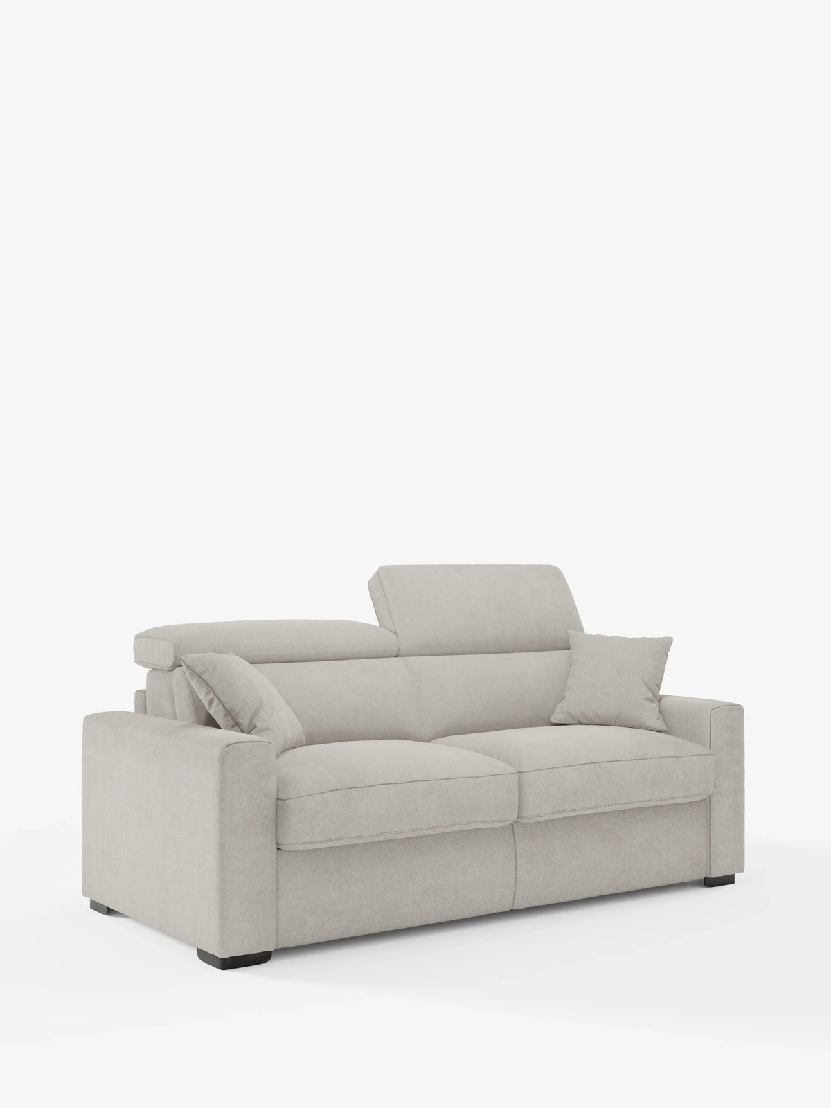 Un divano letto Maximus a 3 posti di colore grigio chiaro in stile contemporaneo, firmato divitt.sbs, è presentato su uno sfondo bianco. Il divano è caratterizzato da ampi braccioli, morbidi cuscini e poggiatesta reclinabili regolabili per un comfort personalizzato. Rivestito in morbido tessuto certificato Oeko-Tex, facile da pulire, è dotato di un cuscino coordinato posizionato sul lato destro e poggia su robusti piedini neri dal profilo squadrato. Questo divano con materasso ALTO 20 cm unisce stile e