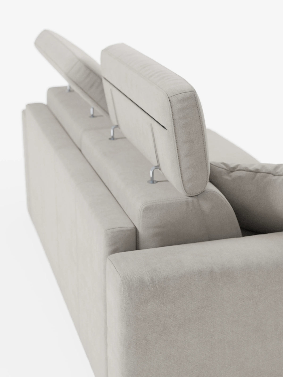 Il divano letto Maximus a 3 posti color beige con materasso ALTO 20 cm di divitt.sbs è ripreso di retro, mettendo in risalto il suo rivestimento liscio, resistente alle macchie e certificato Oeko-Tex, nonché le sue linee eleganti e contemporanee. I supporti in metallo sostengono i poggiatesta reclinabili regolabili a diverse altezze: due sono sollevati, mentre uno rimane abbassato. Sullo sfondo bianco a tinta unita, il design moderno e il comfort versatile del divano risaltano chiaramente.
