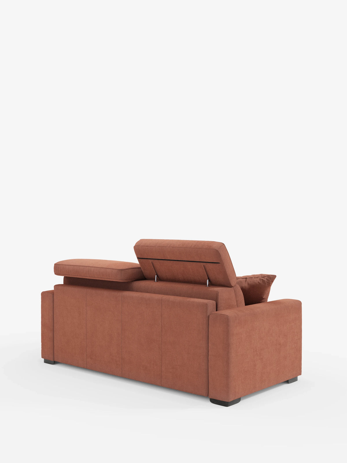 Il divano letto a 3 posti Maximus con materasso ALTO da 20 cm di divitt.sbs, qui presentato in tessuto Oeko-Tex color ruggine e resistente alle macchie, si caratterizza per un design moderno dalle linee squadrate, con ampi braccioli e tre poggiatesta reclinabili regolabili. Visto da dietro su uno sfondo bianco a tinta unita, il divano presenta un cuscino coordinato sul lato destro e poggia su bassi piedini neri.